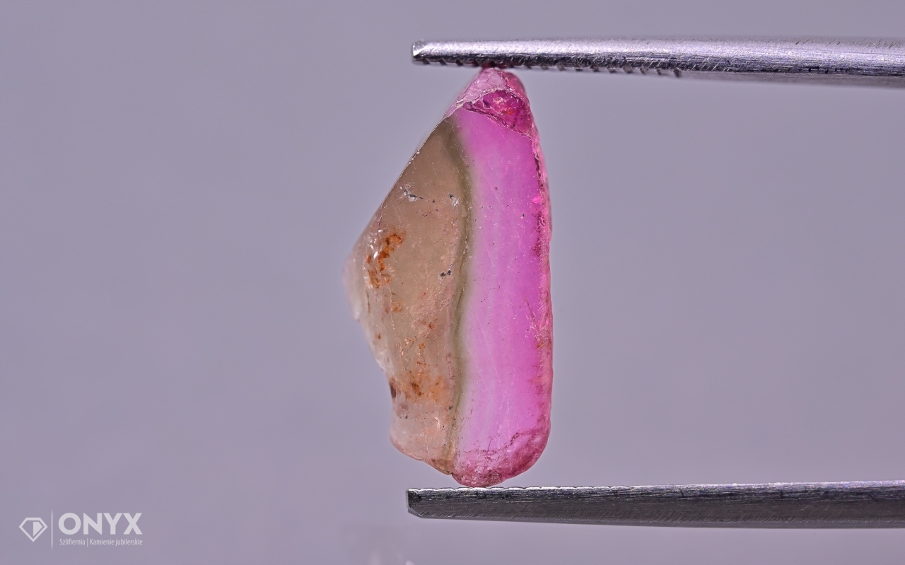 Turmalín nepravidelná deska 15x7,5 mm