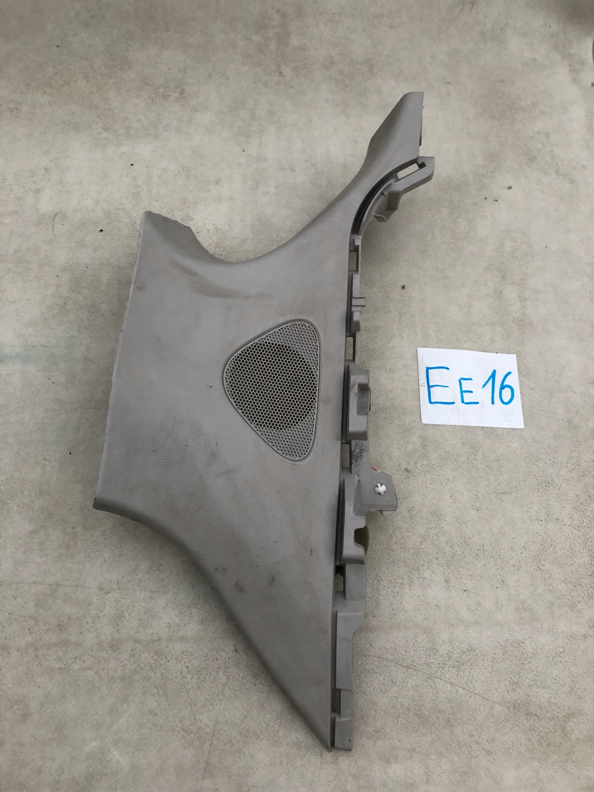 mazda обивка задний правый KD45-68290