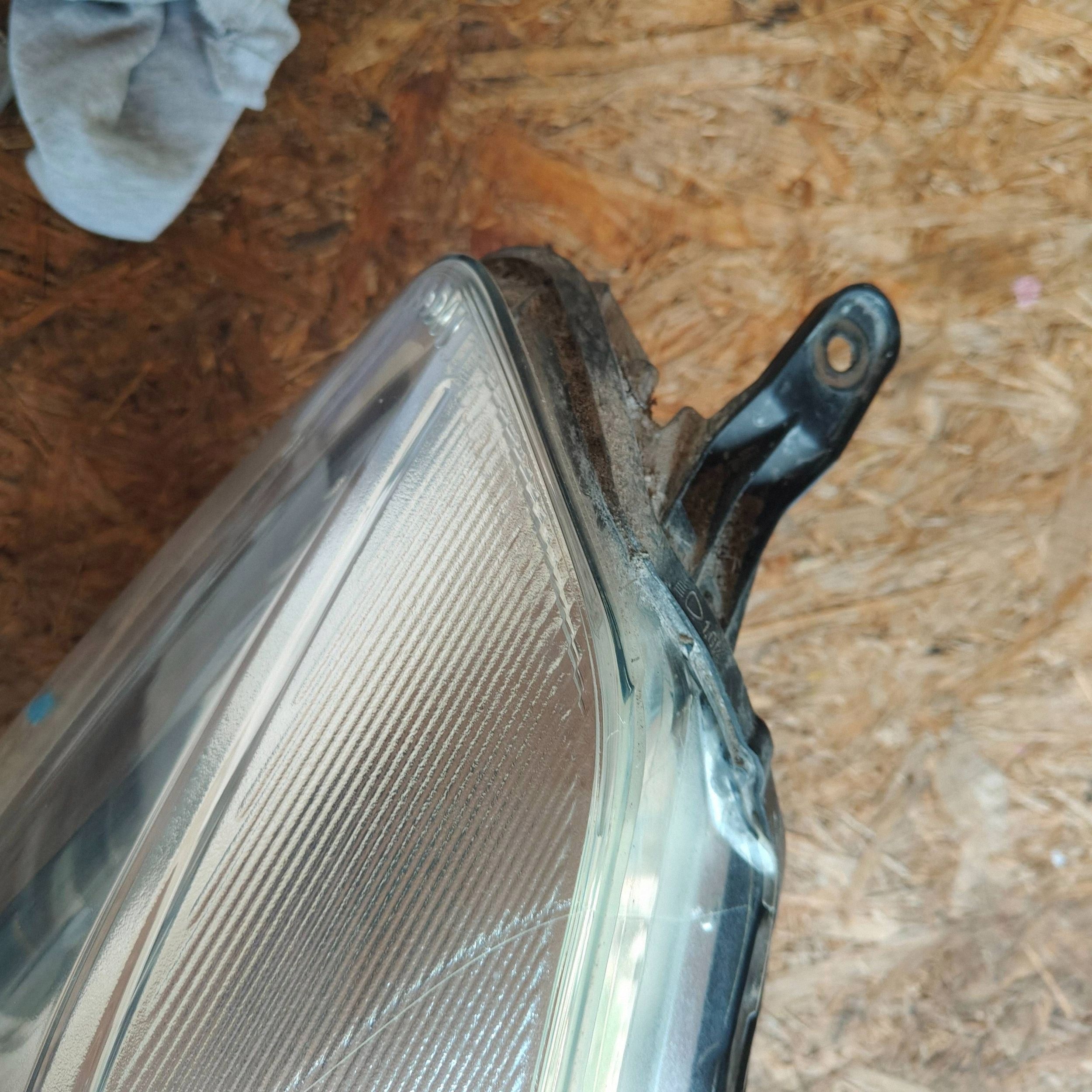 Toyota Yaris III light front right reflektor right
