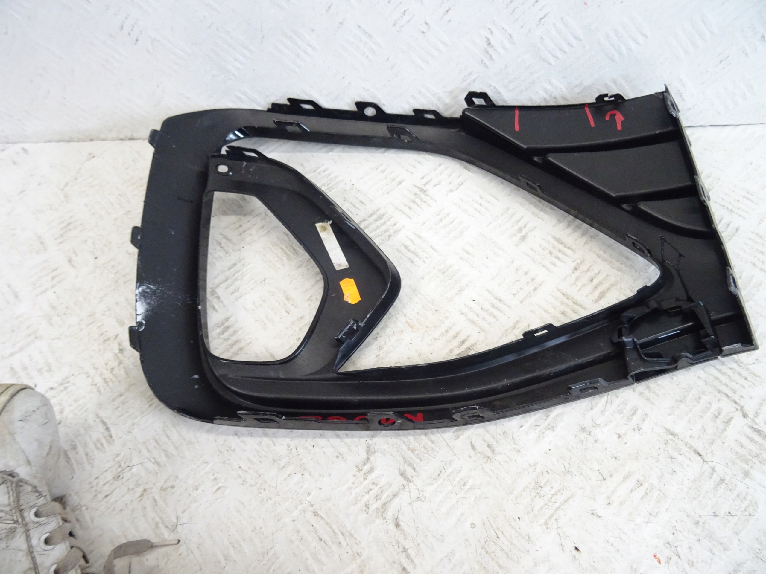 grid of a bumper front front right VW TAIGO R-LINE 2G7853666B