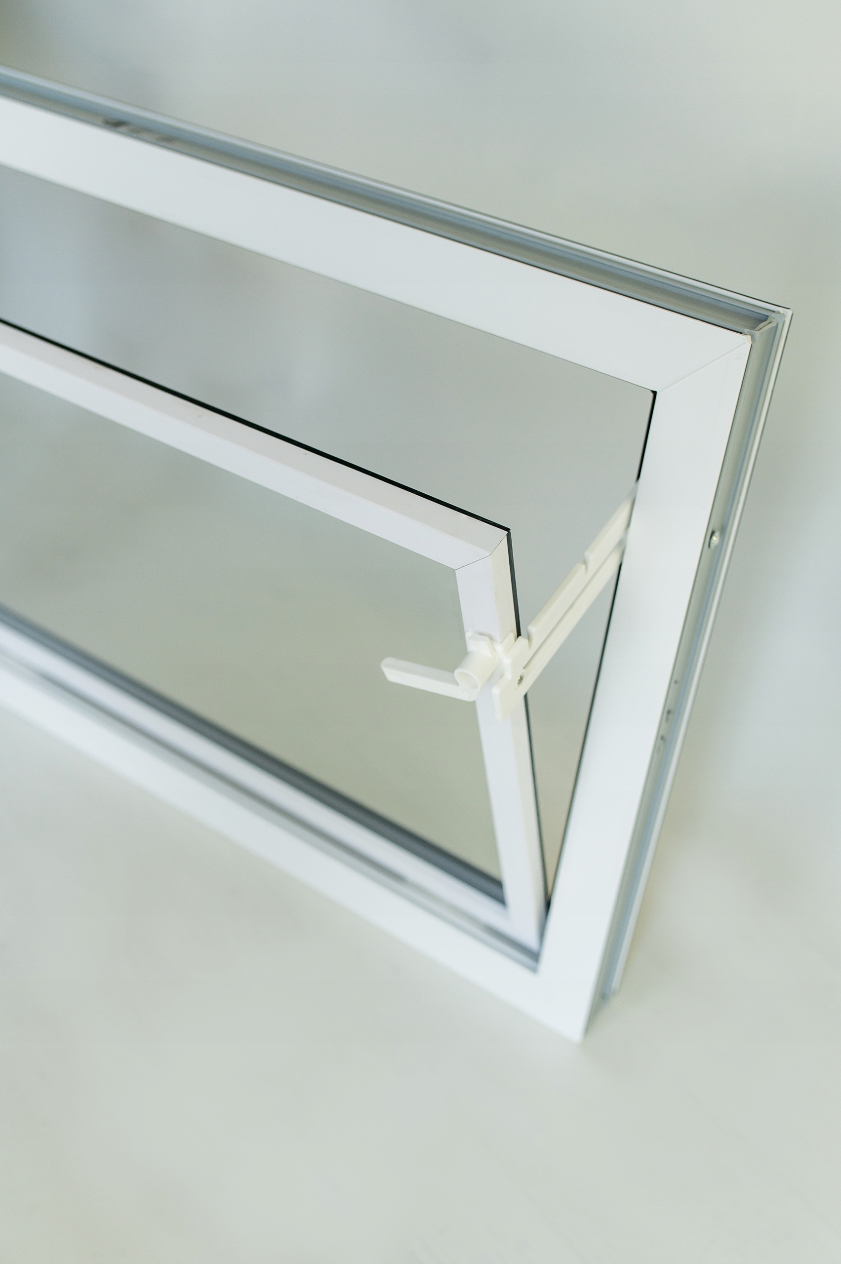 Okna gospodarcze EKO 40 X 40 białe