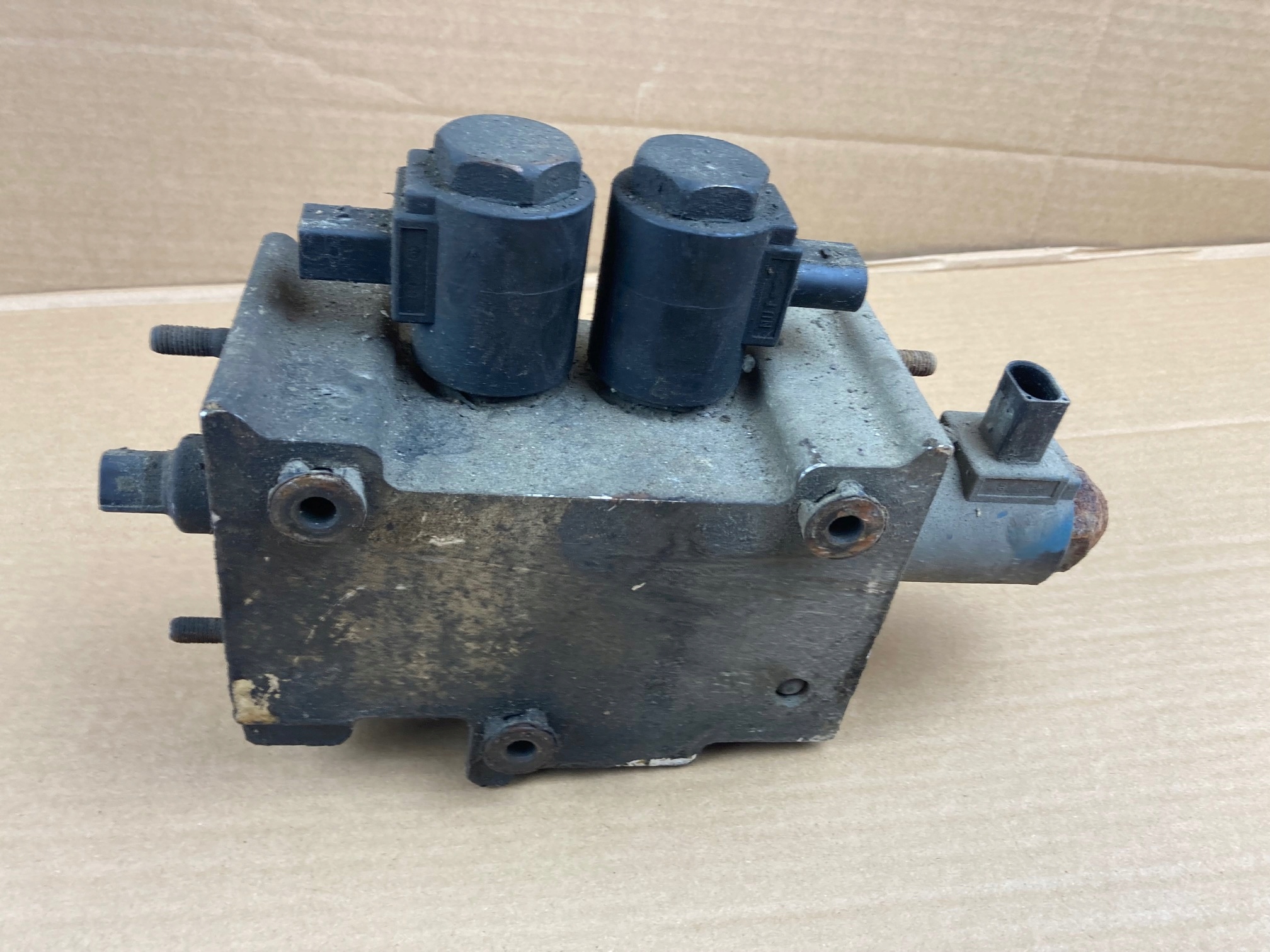 Blok zaworowy ACE Land Rover Discovery 2 II 99-04