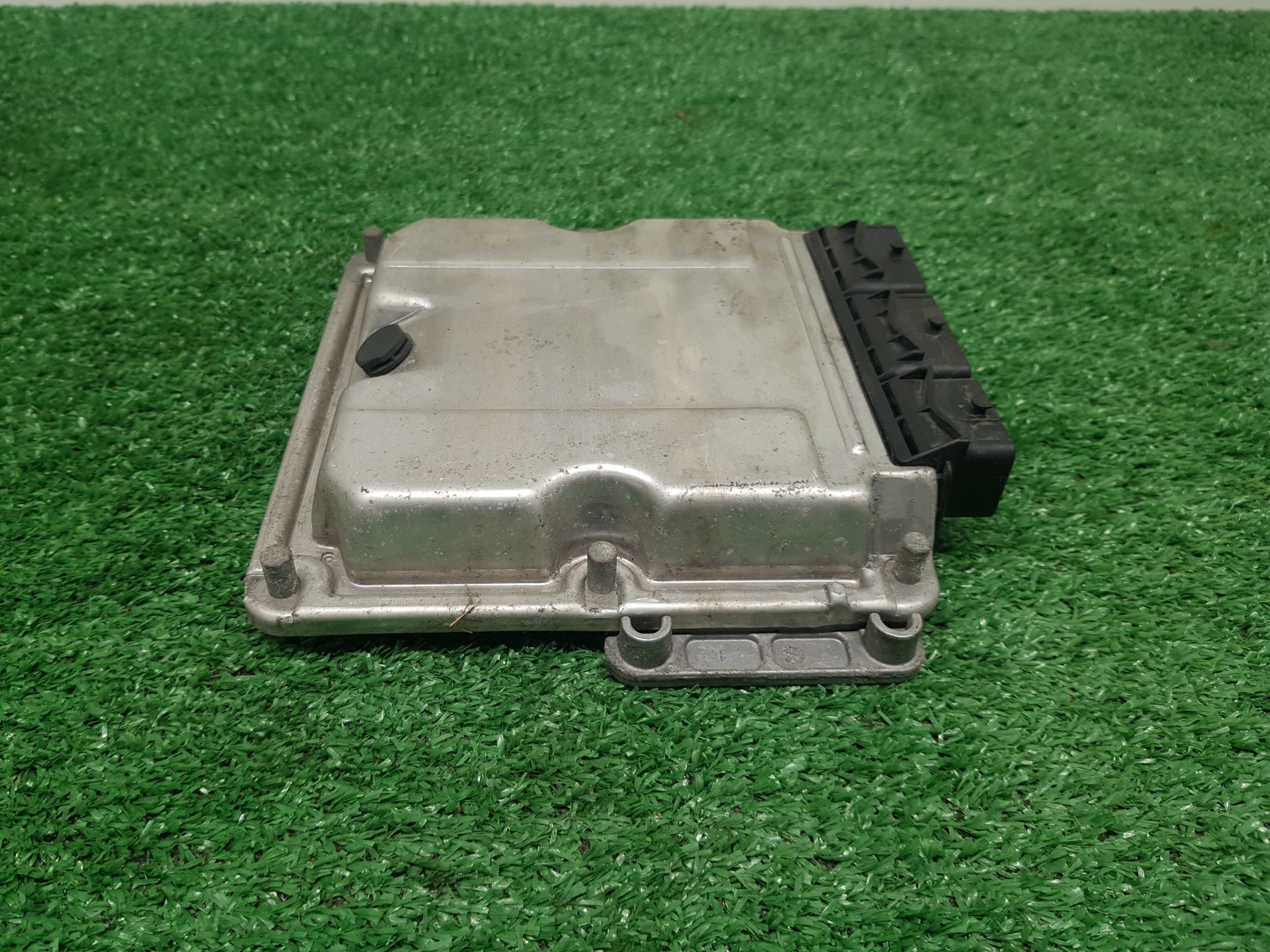 computer of the engine control unit RENAULT TRAFIC 2 0281010632 8200118526