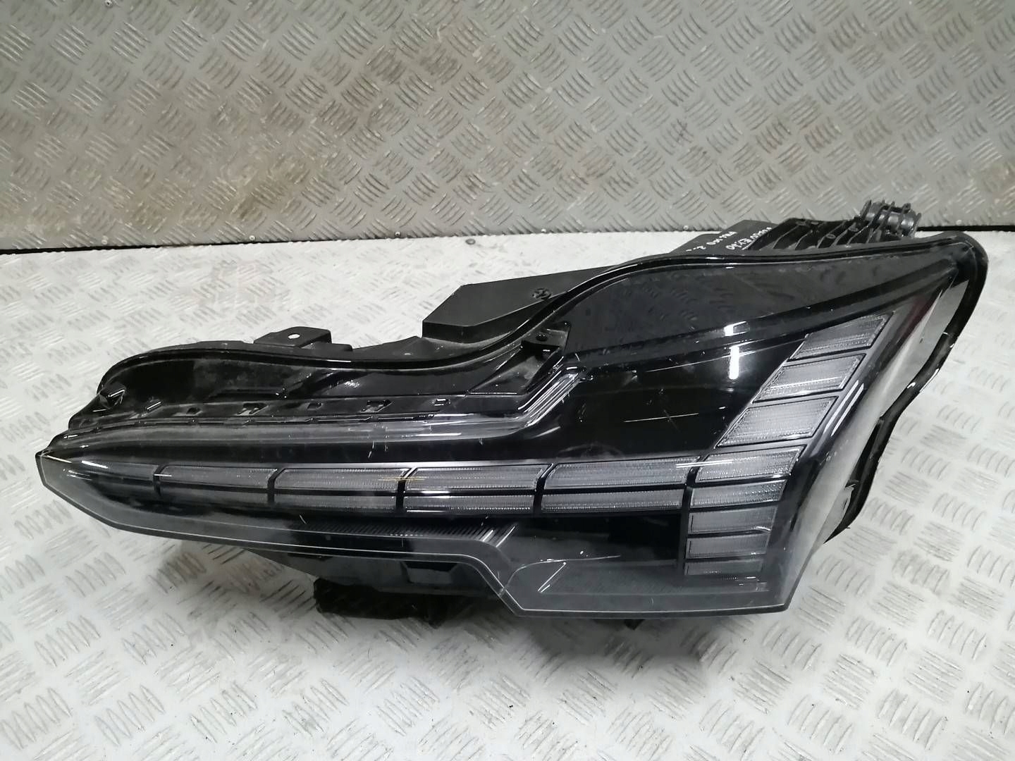 RR передняя левая volvo EX30 80000401