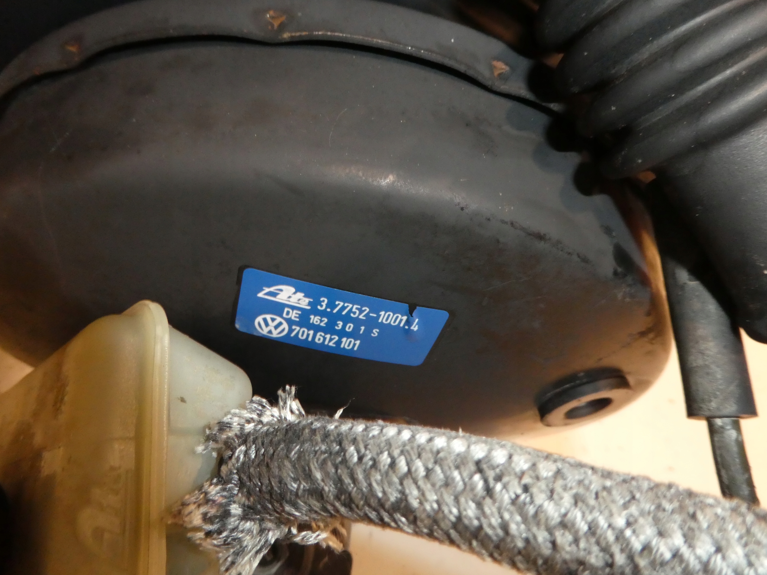 SERVO PUMPA KOČNICE PEDALE VW T4 701612101