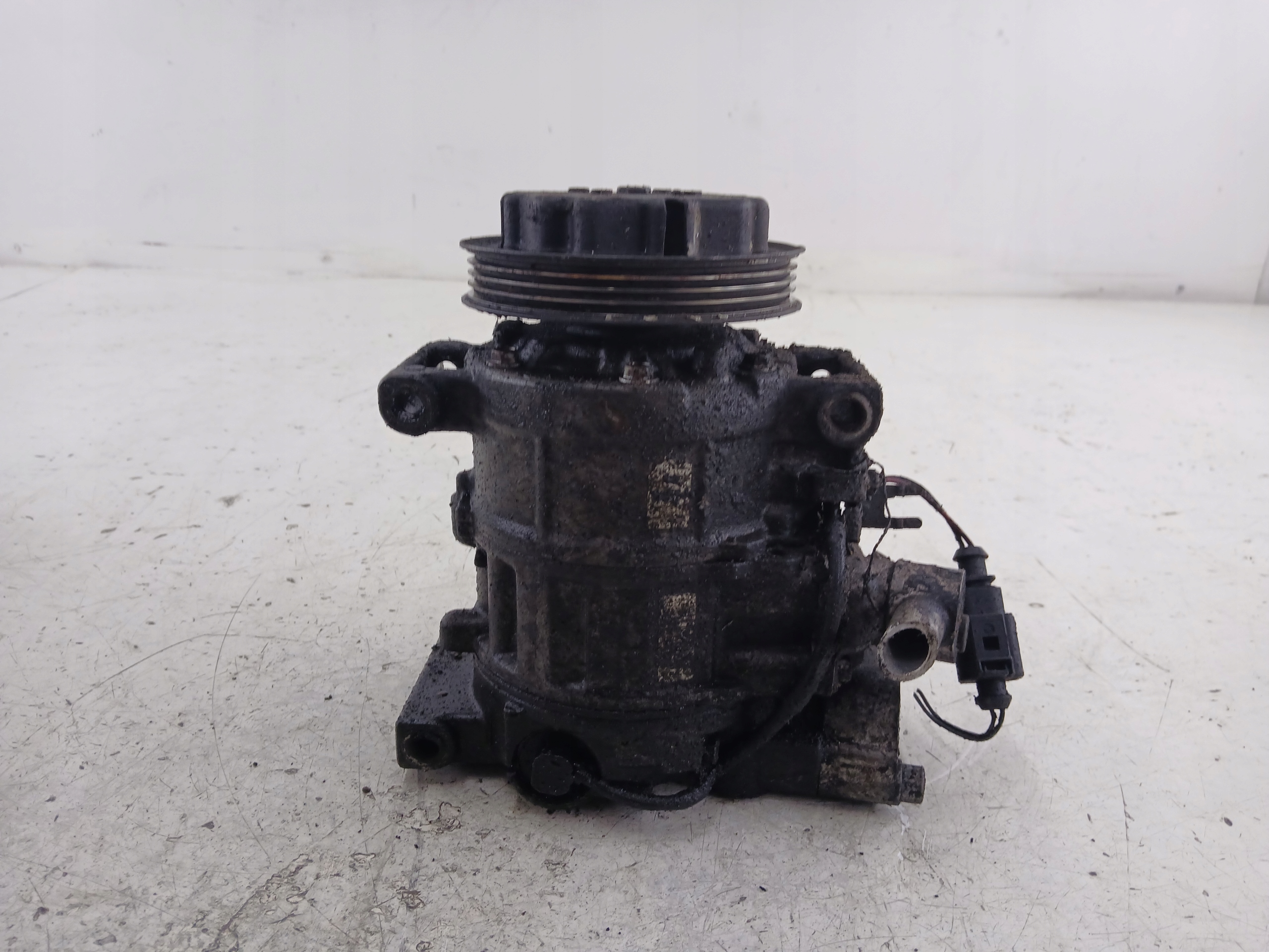 AUDI A6 C5 2.5 TDI compressor; of the air conditioning compressor 447220-8813