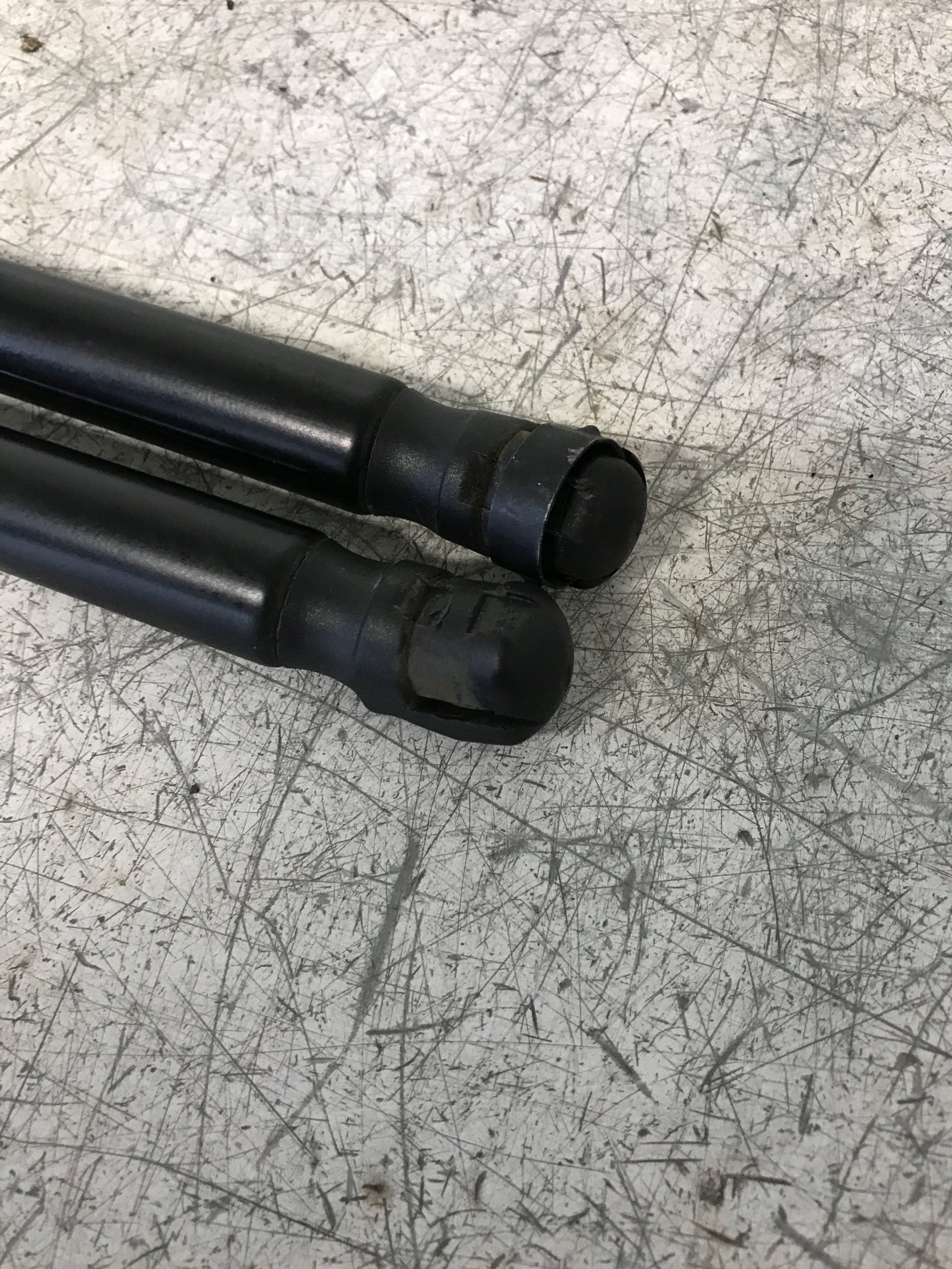 SILOWNIKI bonnet MAZDA 2 DY 3M71-A406A10-AD
