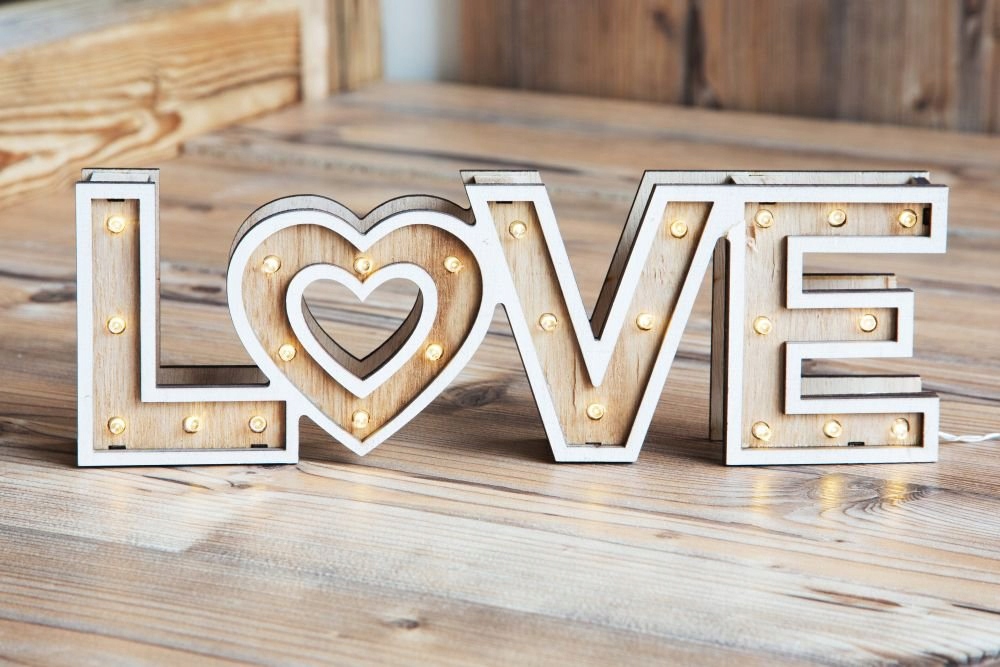 Dekoracyjny podświetlany napis LOVE na stolik Zasilanie sieciowe