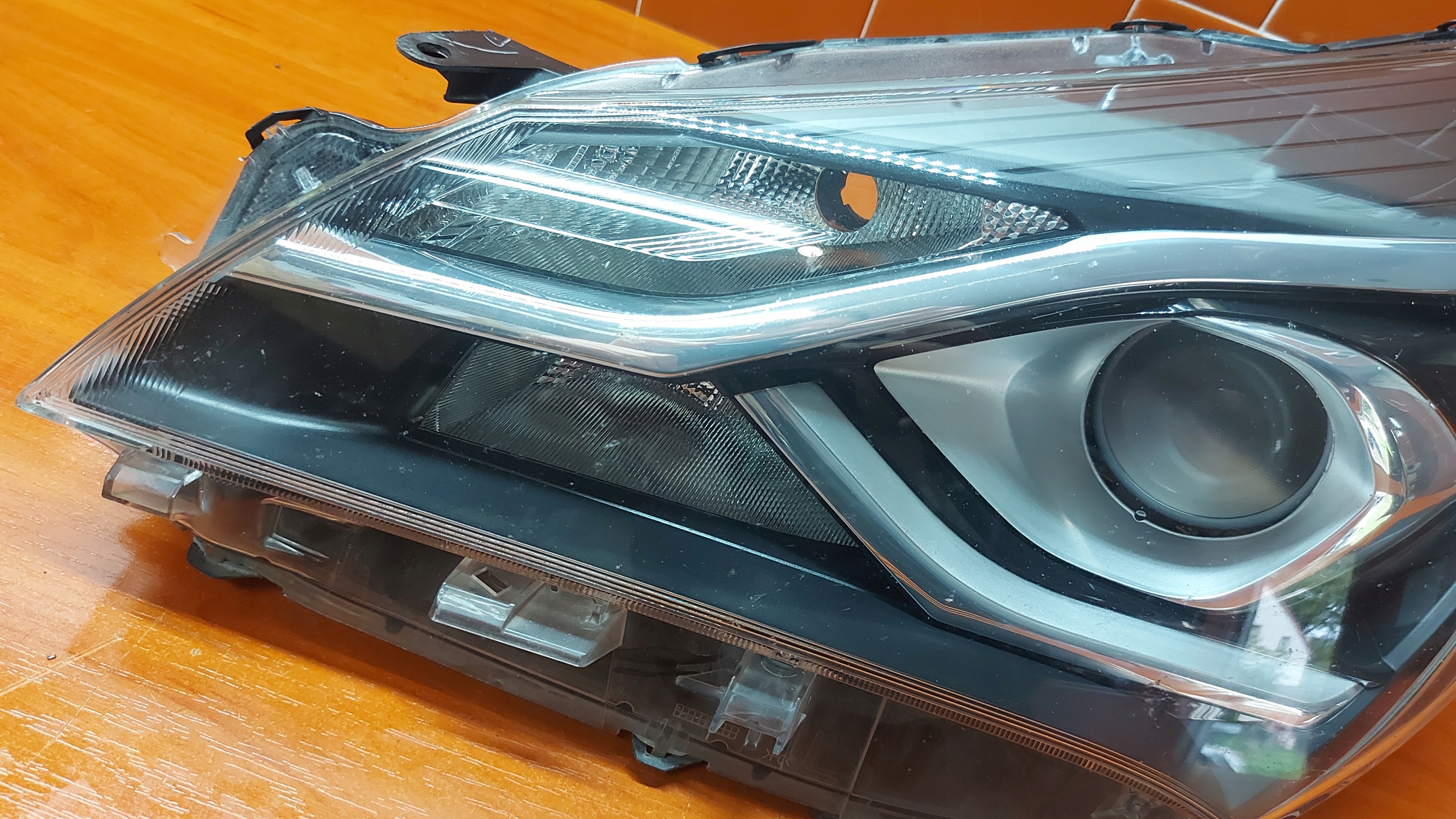 REFLEKTOR light left left front TOYOTA YARIS III 17