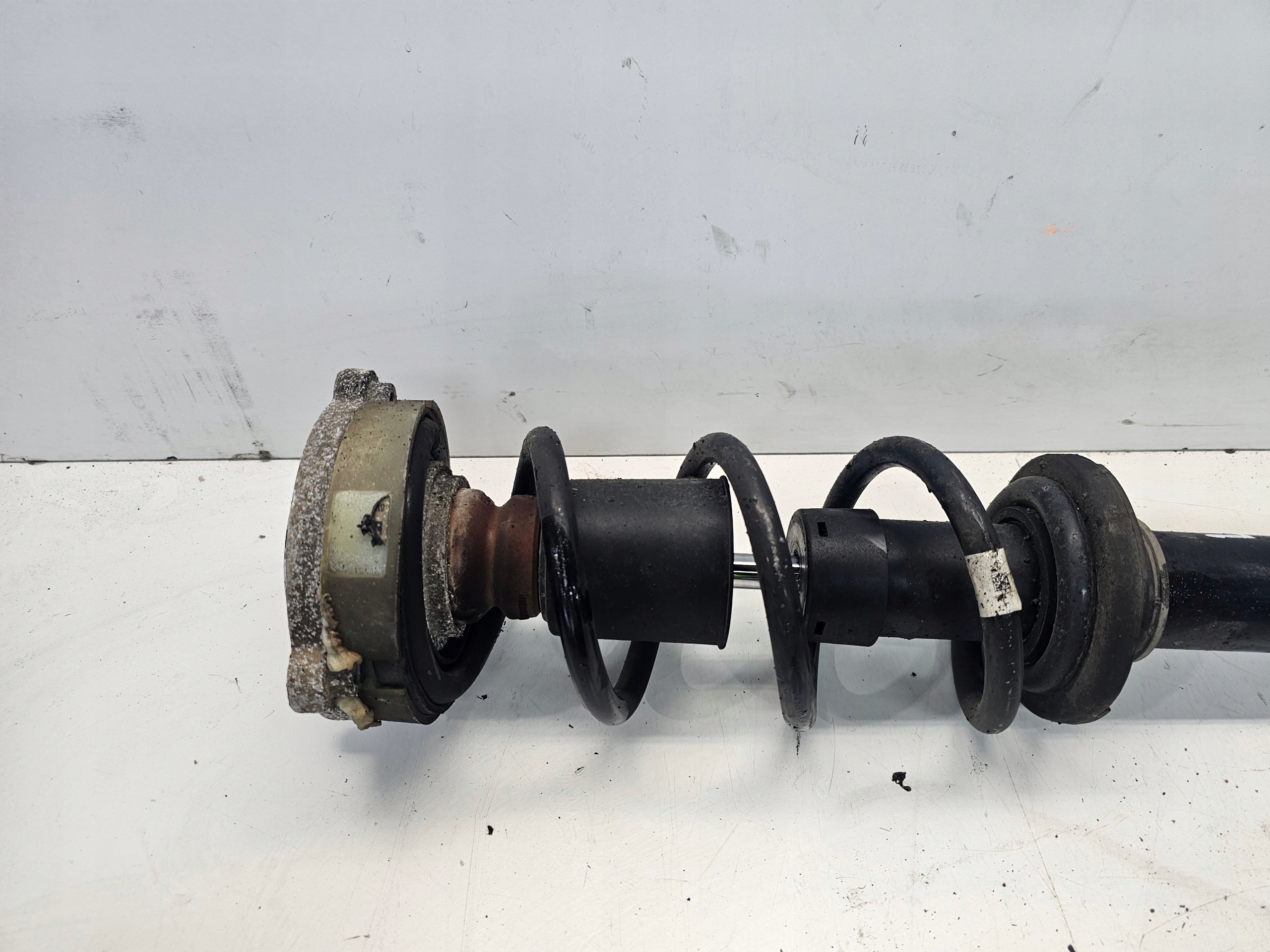 STOSSDÄMPFER LINKS ODER RECHTS VORNE AUDI A4 B9 A5 8W 8W0413031BG