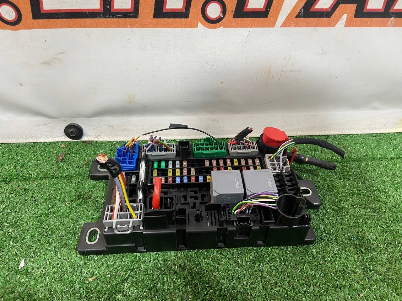 SKRZYNKA BEZPIECZNIKÓW LAND L550 M8D2-14A073-BA