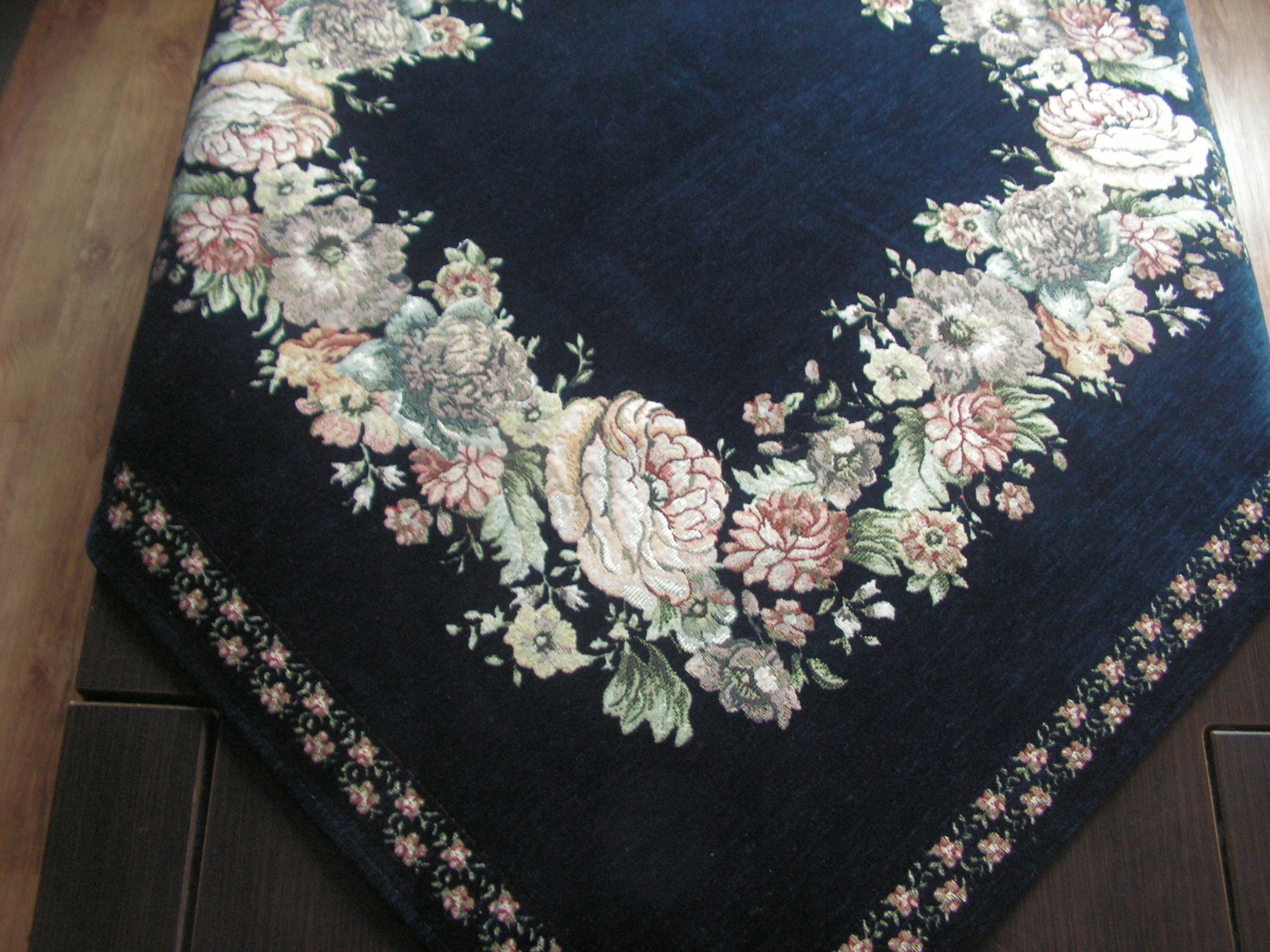 Śliczny Obrusik Gobelinowy