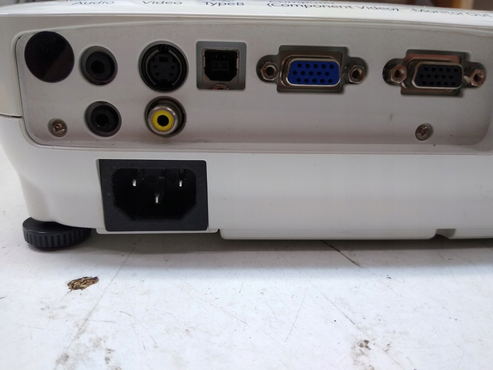 PROJEKTOR RZUTNIK EPSON EB-X7 XGA LAMPA 2200 ANS Kod producenta projektor epson EB-X7 RZUTNIK NA CZĘSCI