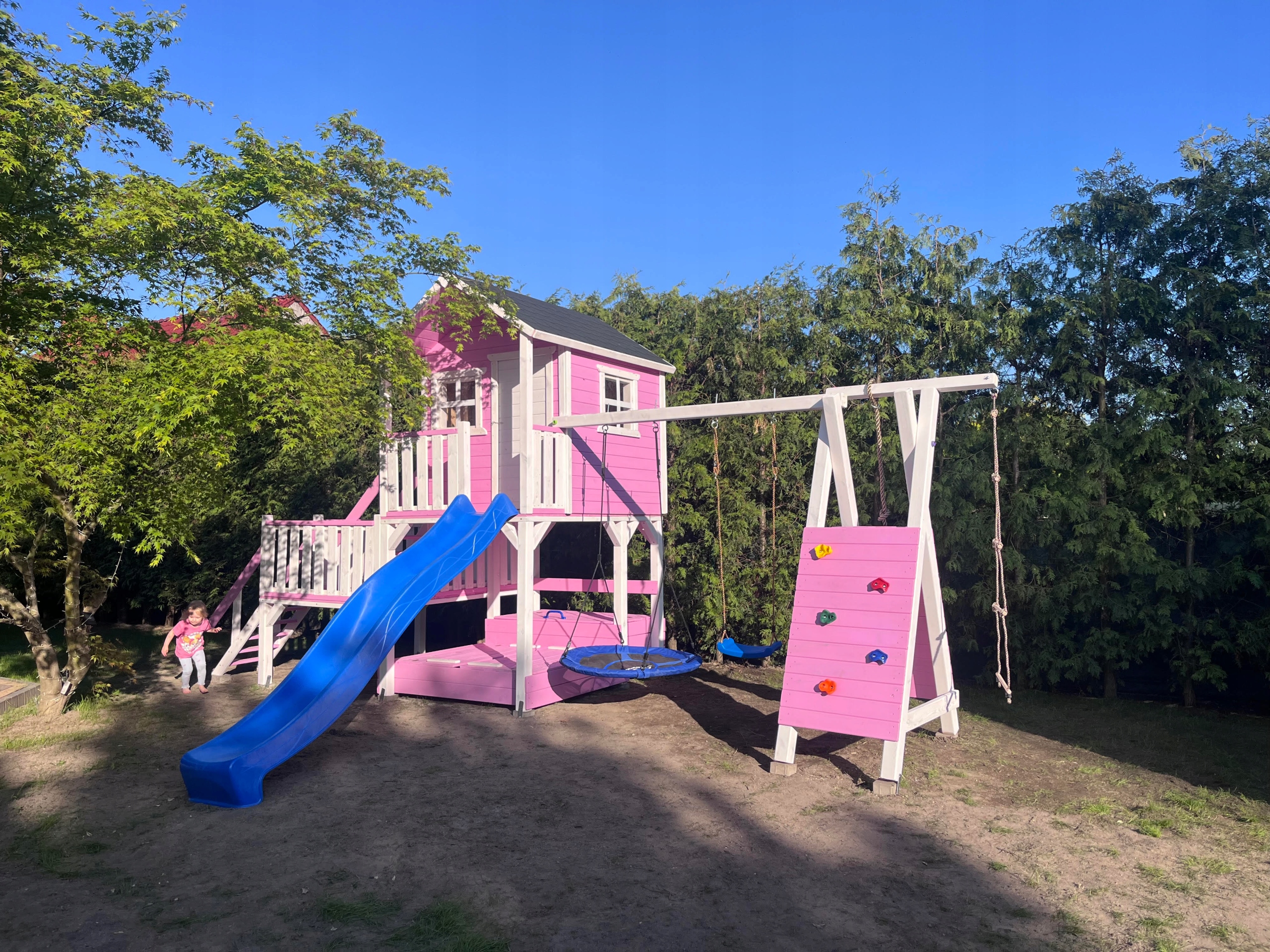 Vaikų lauko žaidimų aikštelė su nameliu su čiuožykla su sūpynėmis su laipiojimo zona smėlio 150x150
