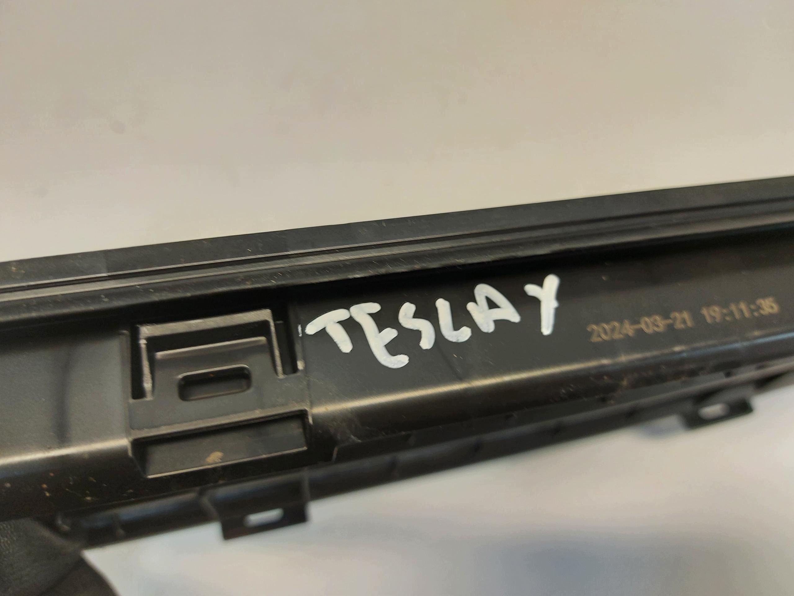 TESLA MODEL Y 2024r, grid WENTYLACYJNA 1098751-00-C