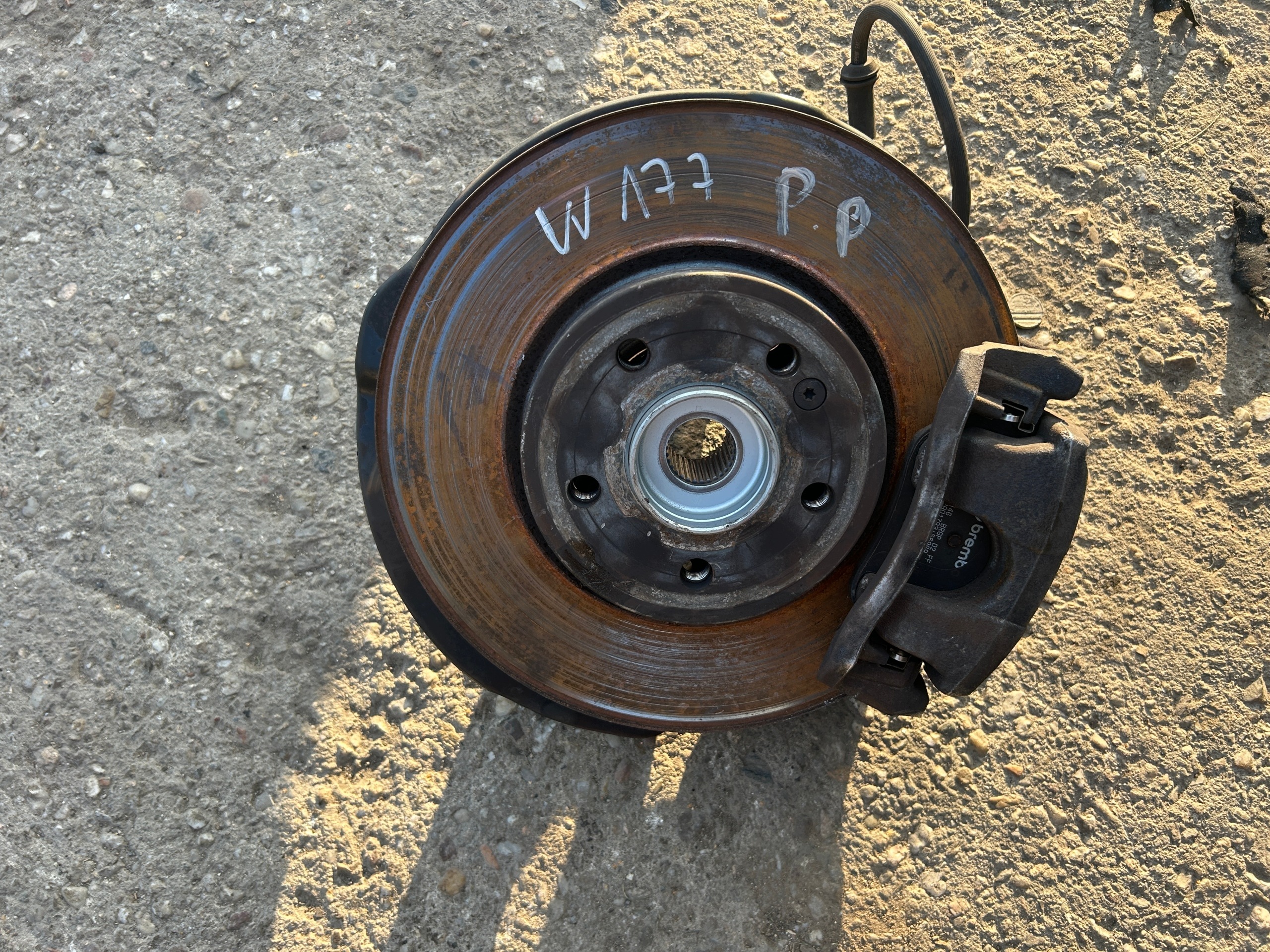 MERCEDES W177 1,3 CGI moyeau droite avant