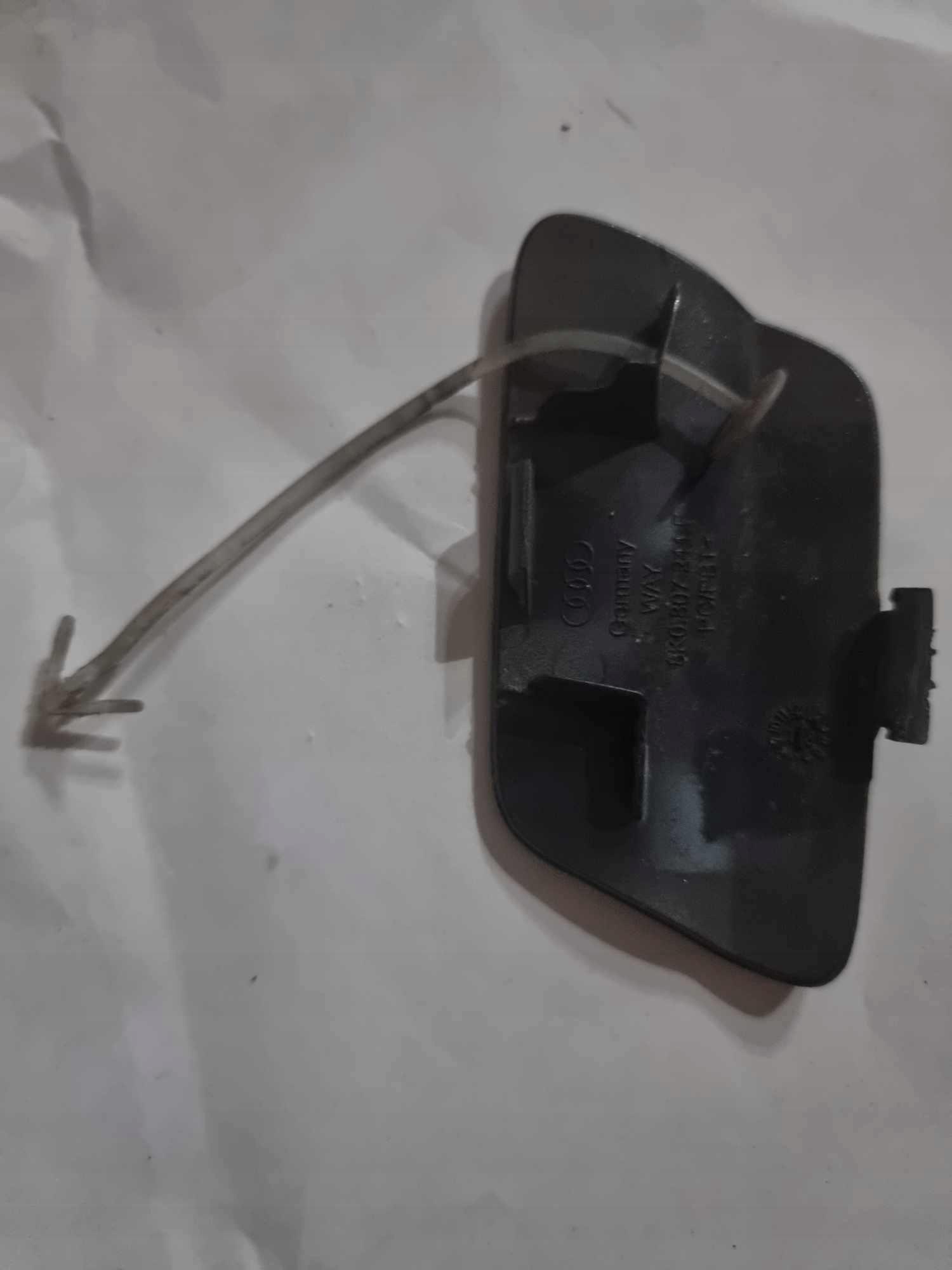 AUDI RS4 8K0 B8 -> Abschleppöse der Stoßstange vorne 8K0807241F