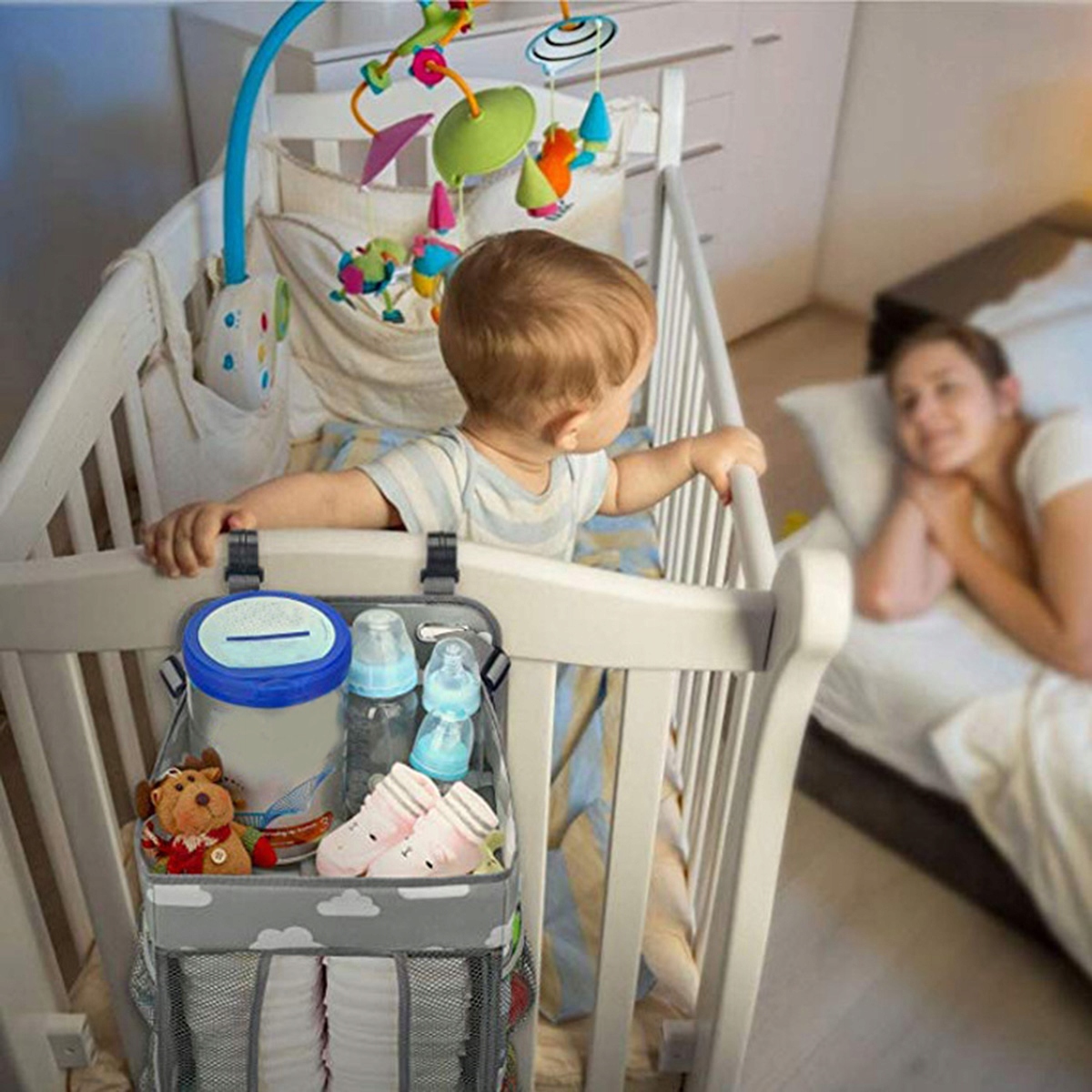 ORGANIZER PRZYBORNIK DO ŁÓŻECZKA I PRZEWIJAKA DZIECIĘCEGO WISZĄCY AG637A Kolor dominujący odcienie szarości i srebra