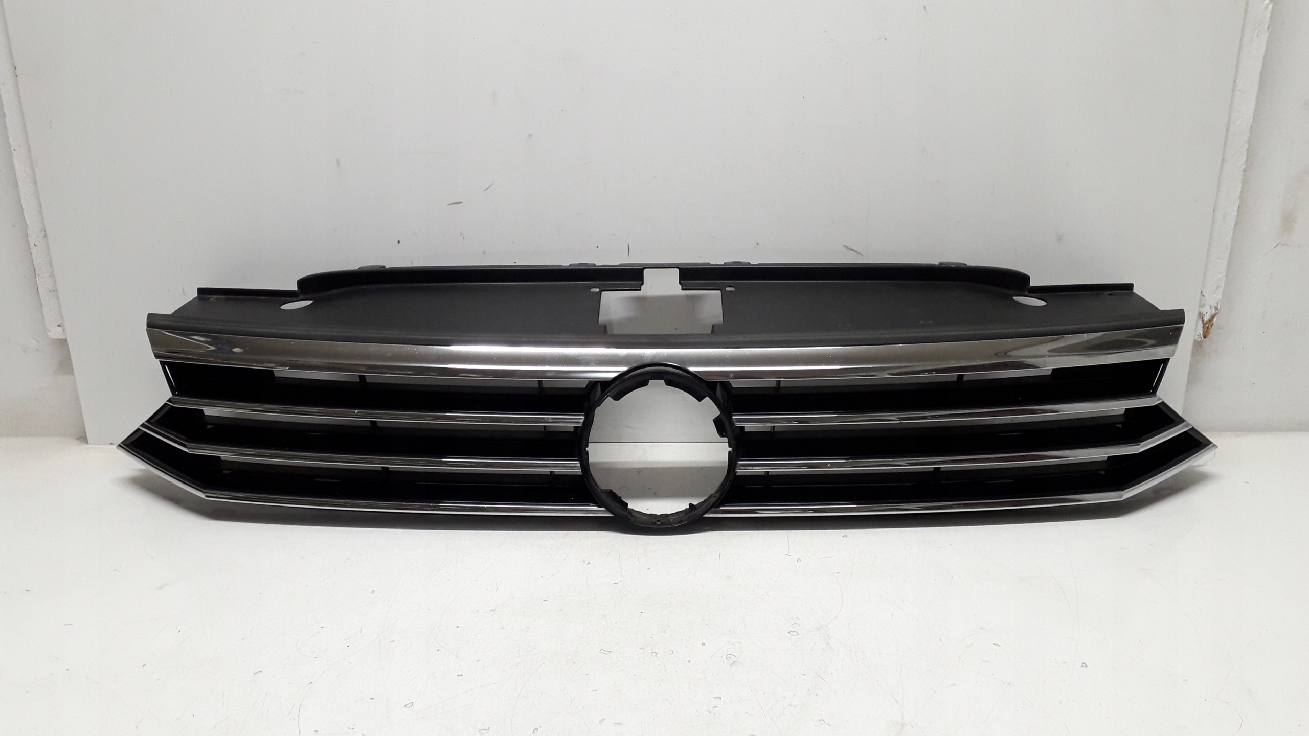 vw PASSAT B8 14- решетка радиатора 3G0853653