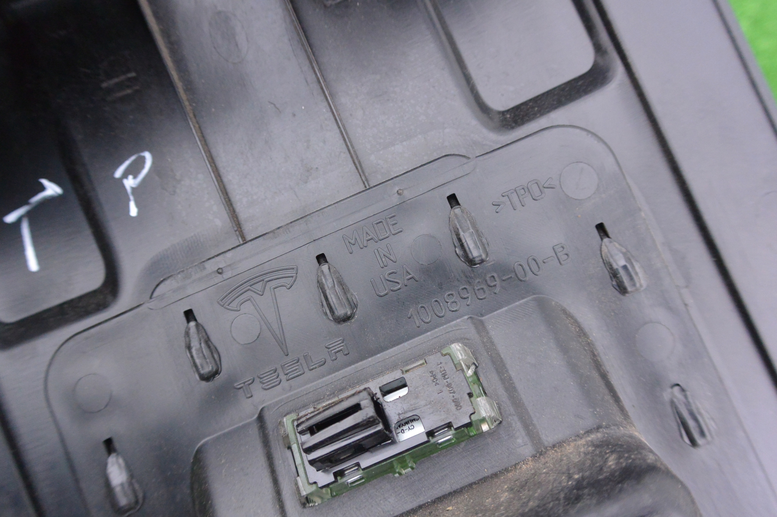 Bouton pour l’ouverture du capot Boîte TESLA MODEL S