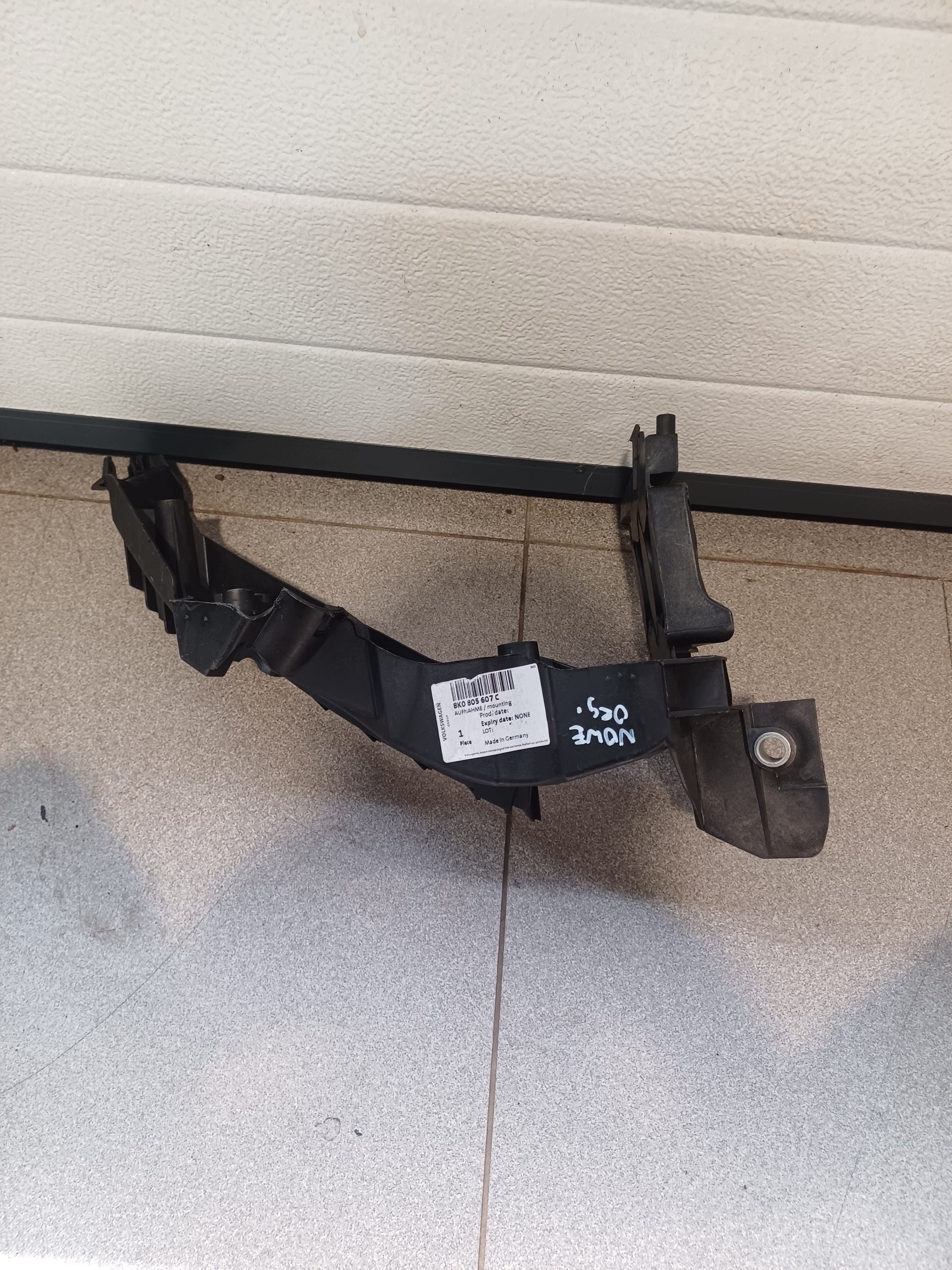 support étrier feux gauche avant AUDI A4 B8 8K0805607C