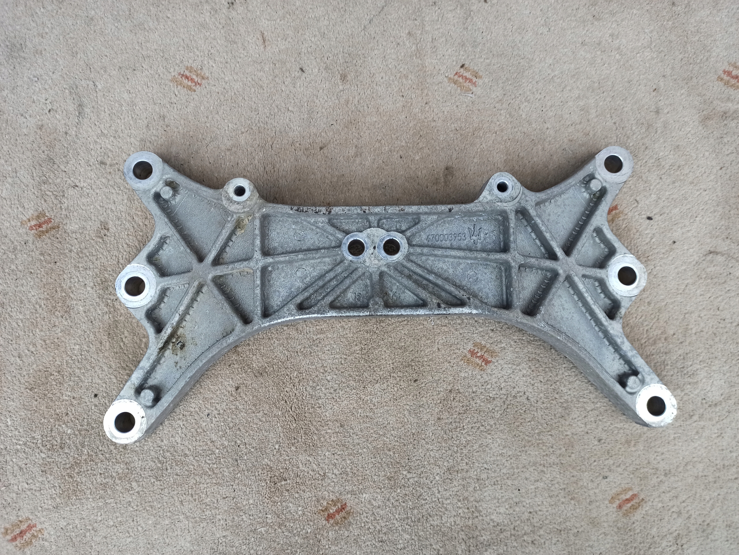 670003953 - Лапа кронштейн коробки передач MASERATI GHIBLI 14R