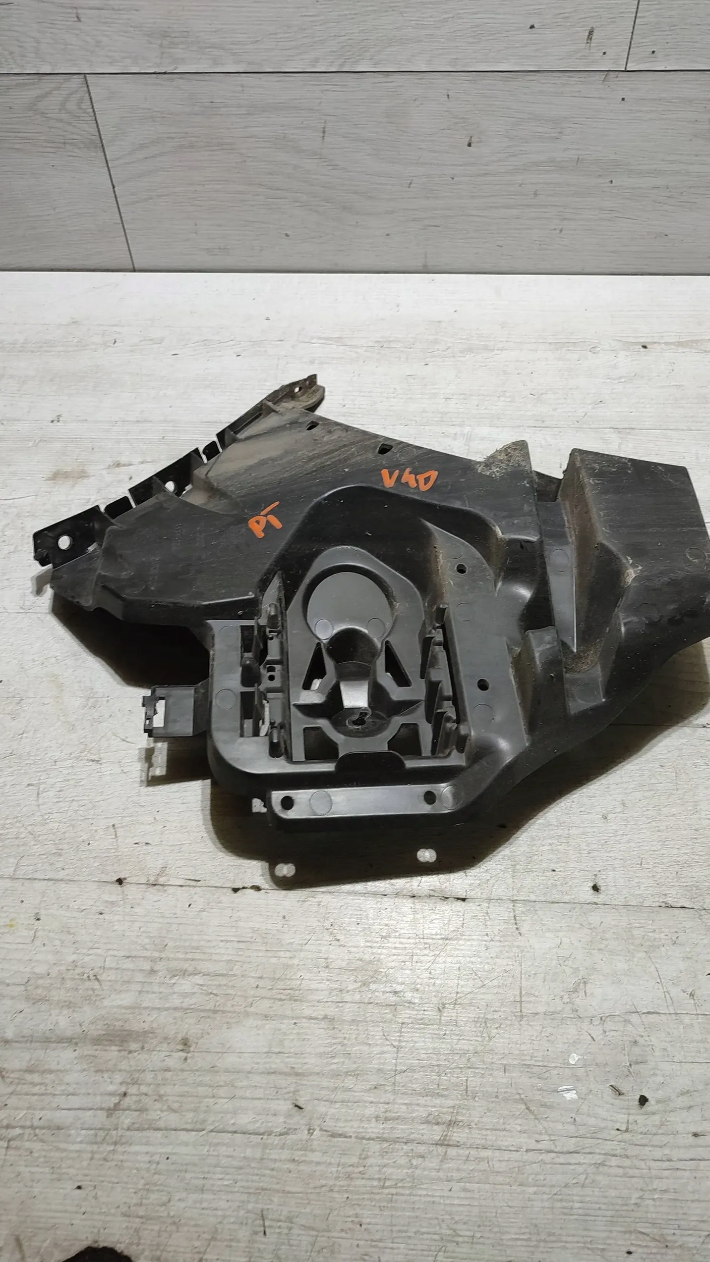 Volvo V40 II 2018r rear part side right Elementy mocujace bumper bracket