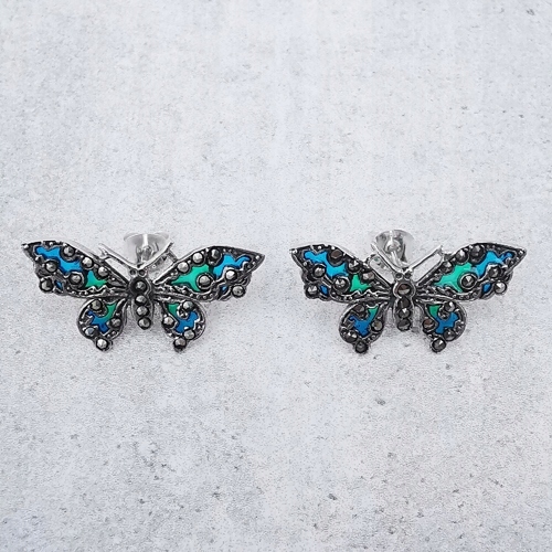 Náušnice s motýlky a markýzami.