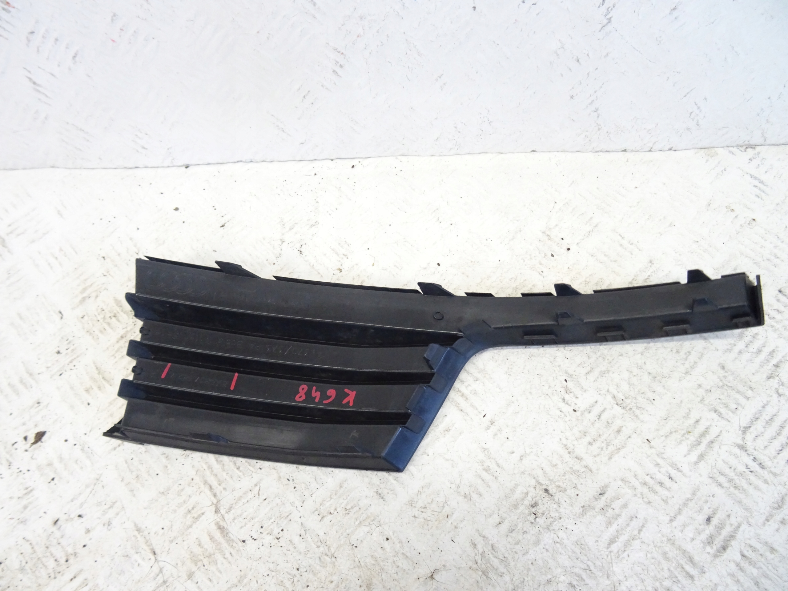 grid of a bumper front front right AUDI A3 8V LIFT 8V3807682M