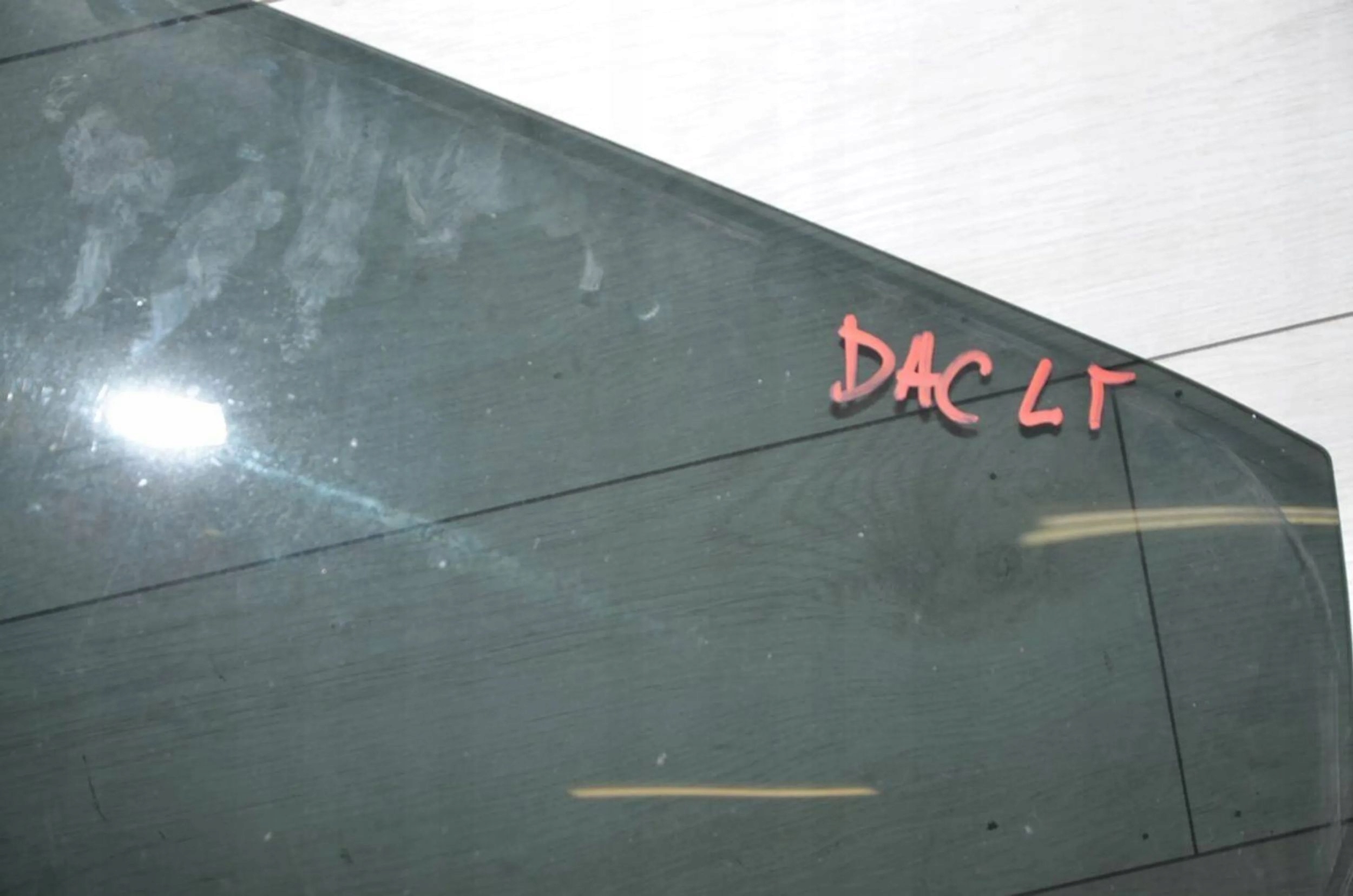 Dacia Duster II 2020 rear part side left window door