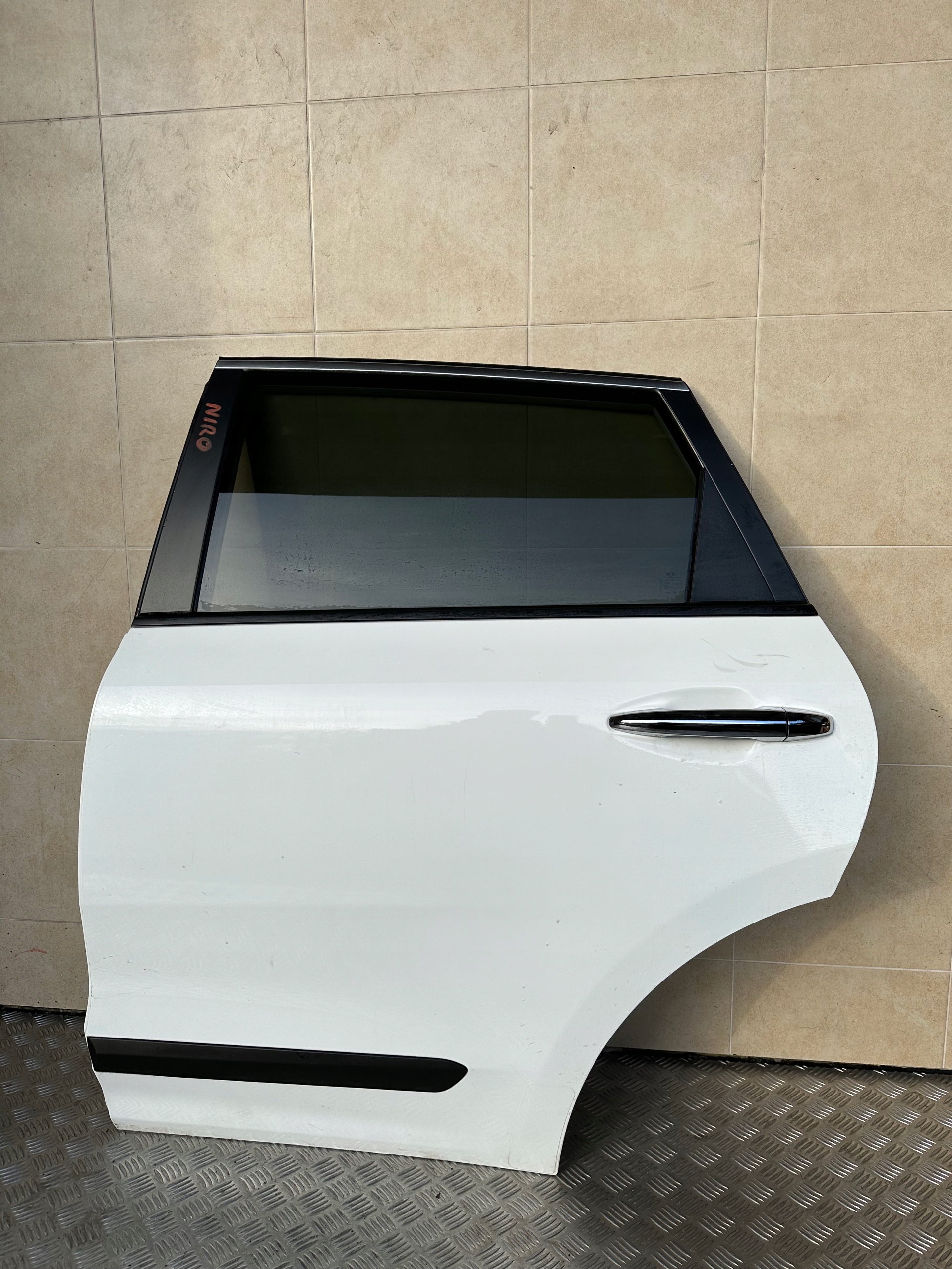 DRZWI KOMPLETNE LEWE KIA NIRO 2017 ROK HYBRID Numer katalogowy części OE DRZWI