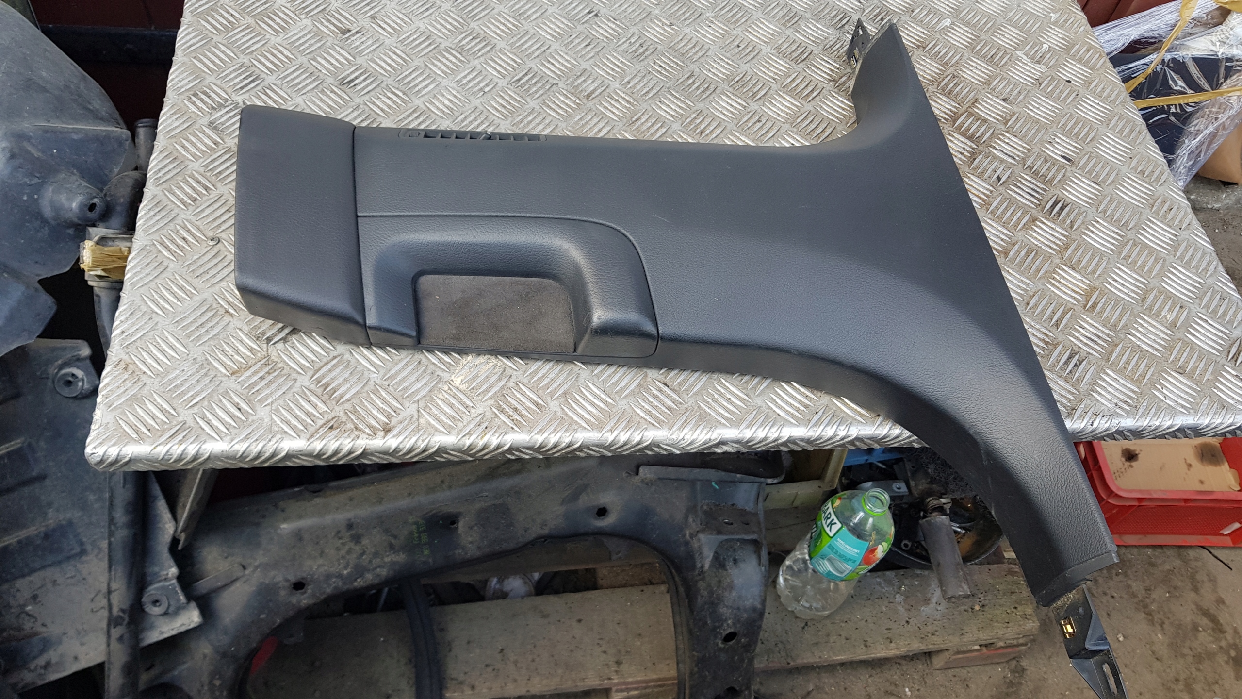 AUDI A8 D3 cover SLUPKA right 4e0819724c