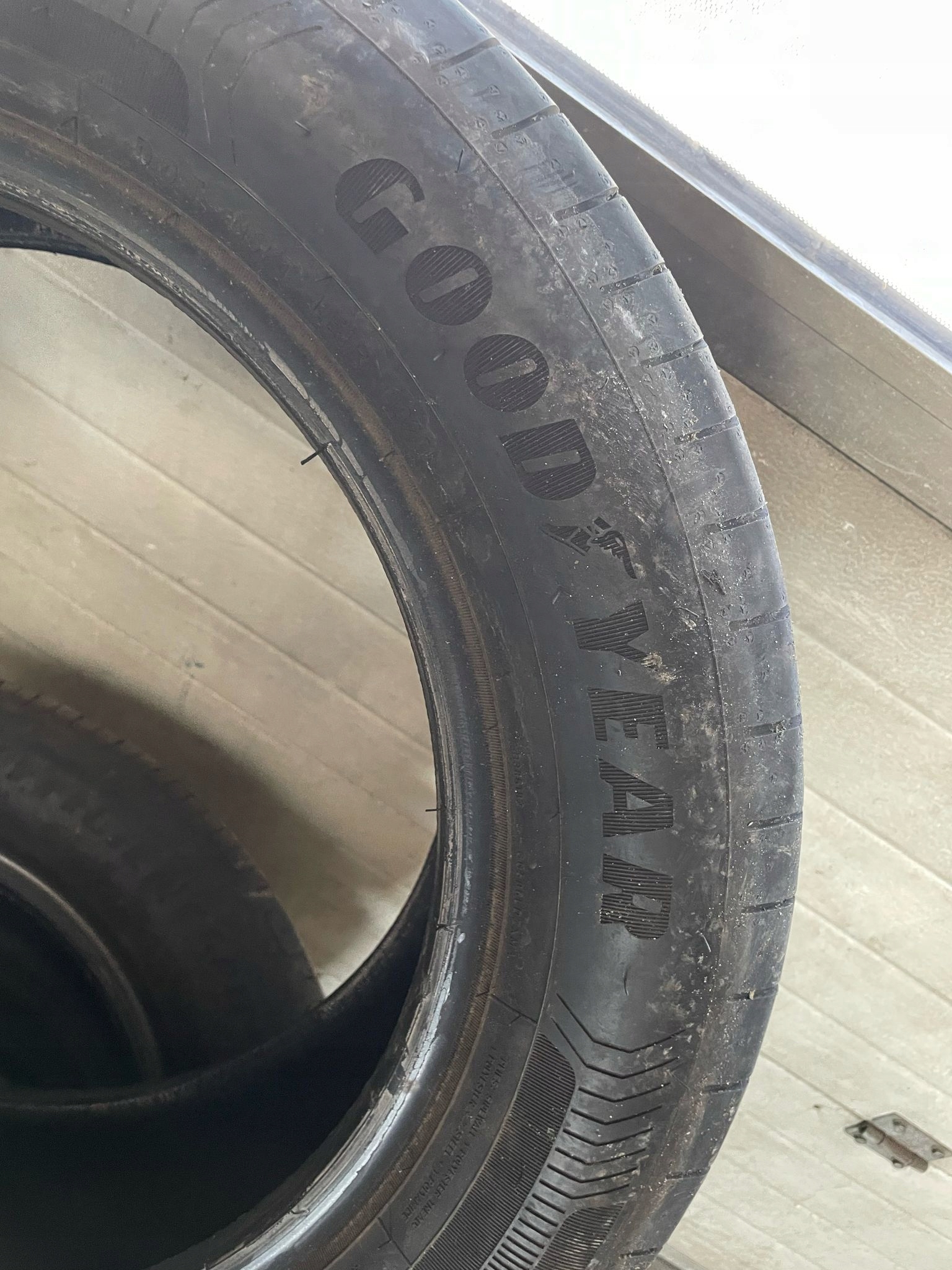 tyres GoodYear Efficient Grip 215/60 R17 Rok 0920 POWYSTAWOWE