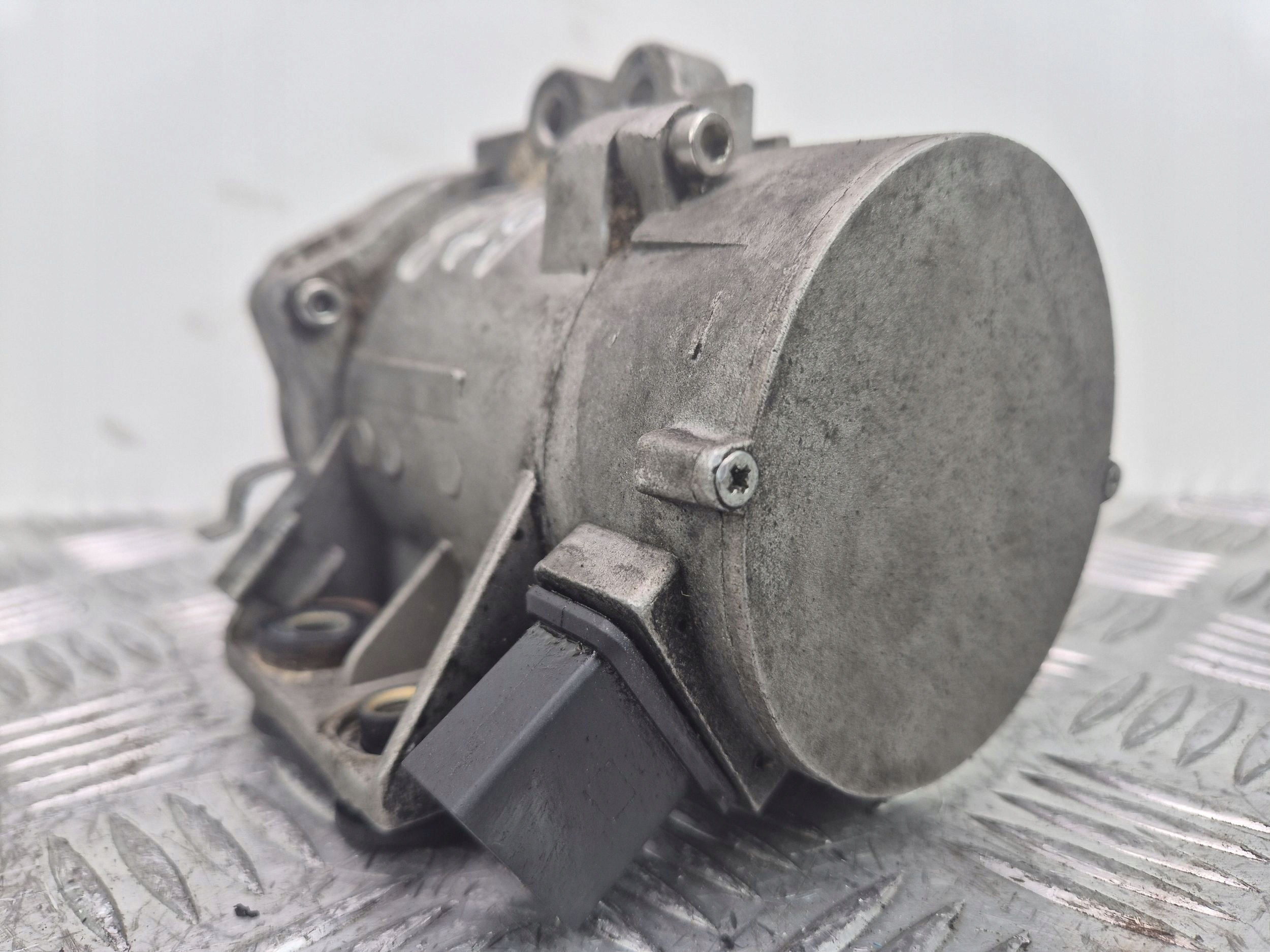 BMW 3 E90 E91 323i N52 water pump 7583836