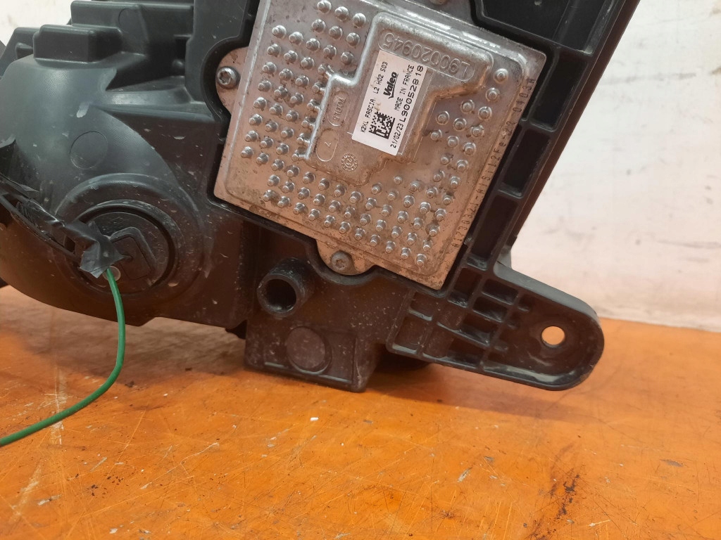 Cadillac ESCALADE IV 14-20 правая перед ГАЛОГЕН правый передний