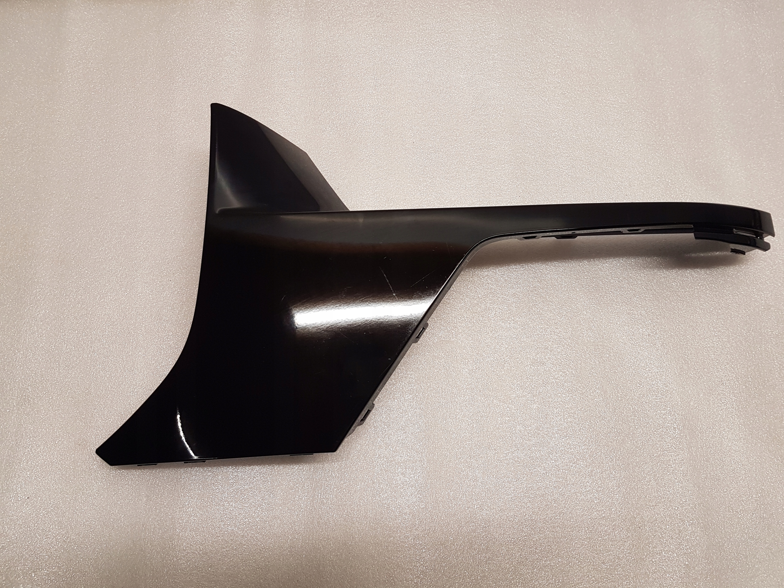 grid of a bumper left front BMW G70 m-packet 8081601