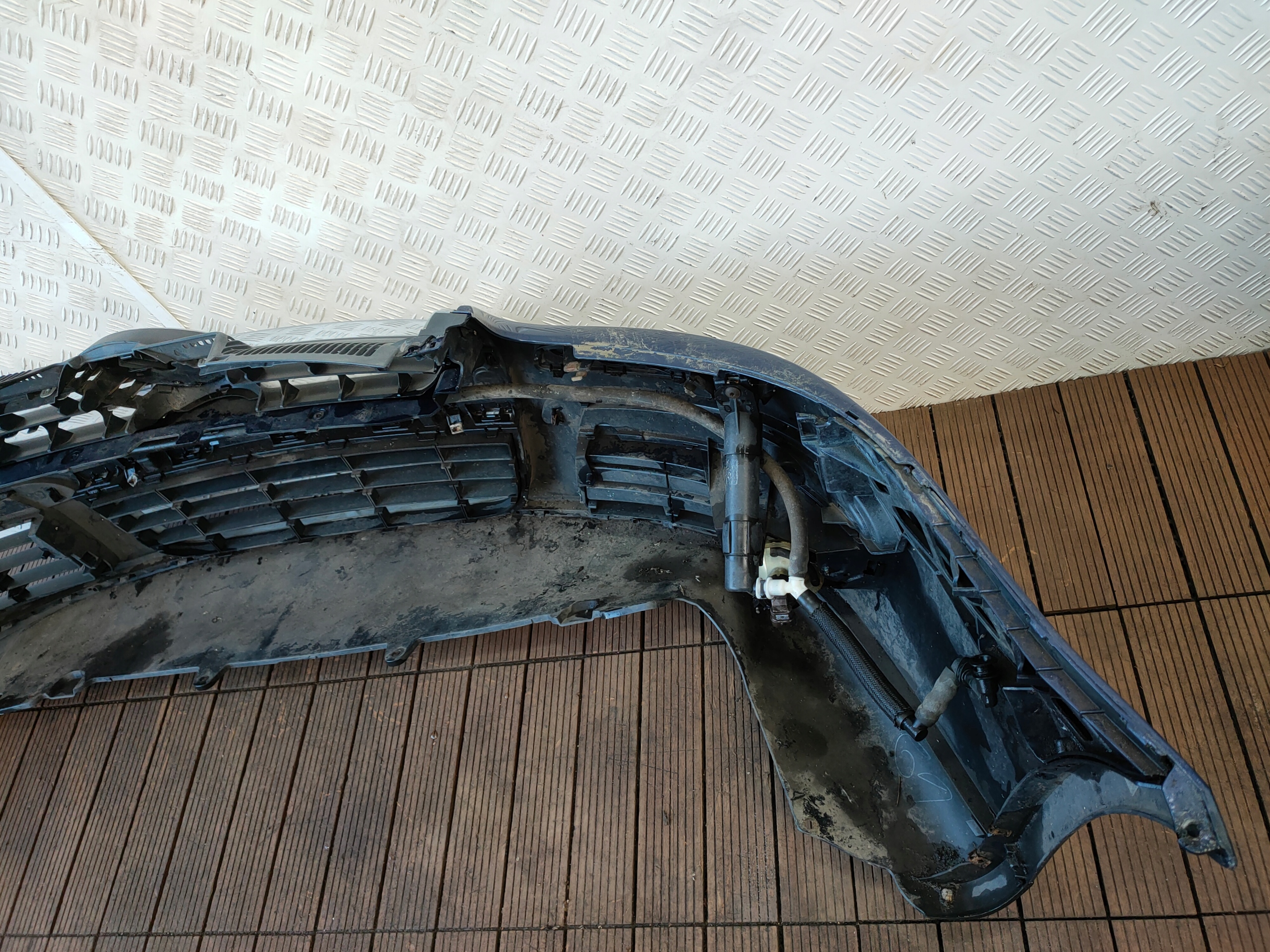VW JETTA V 05-10 front bumper complete front below washers colour LD5Q