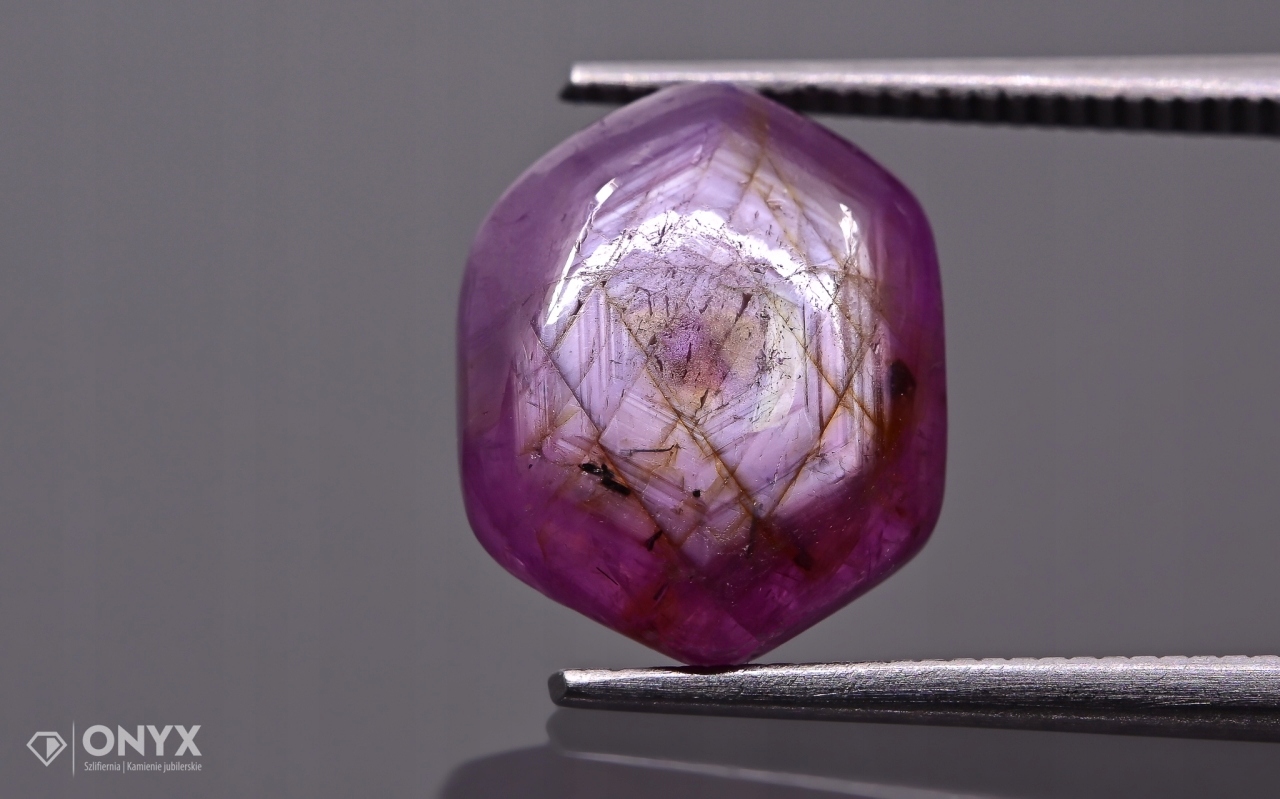 Rubín konvexní nepravidelná deska 12x10 mm