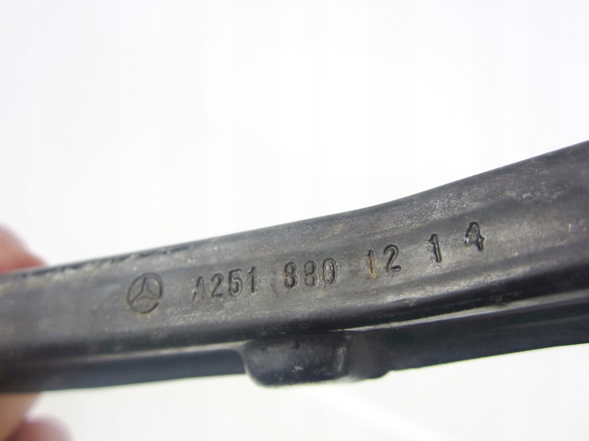 bumper bracket of a fender front right Mercedes W251