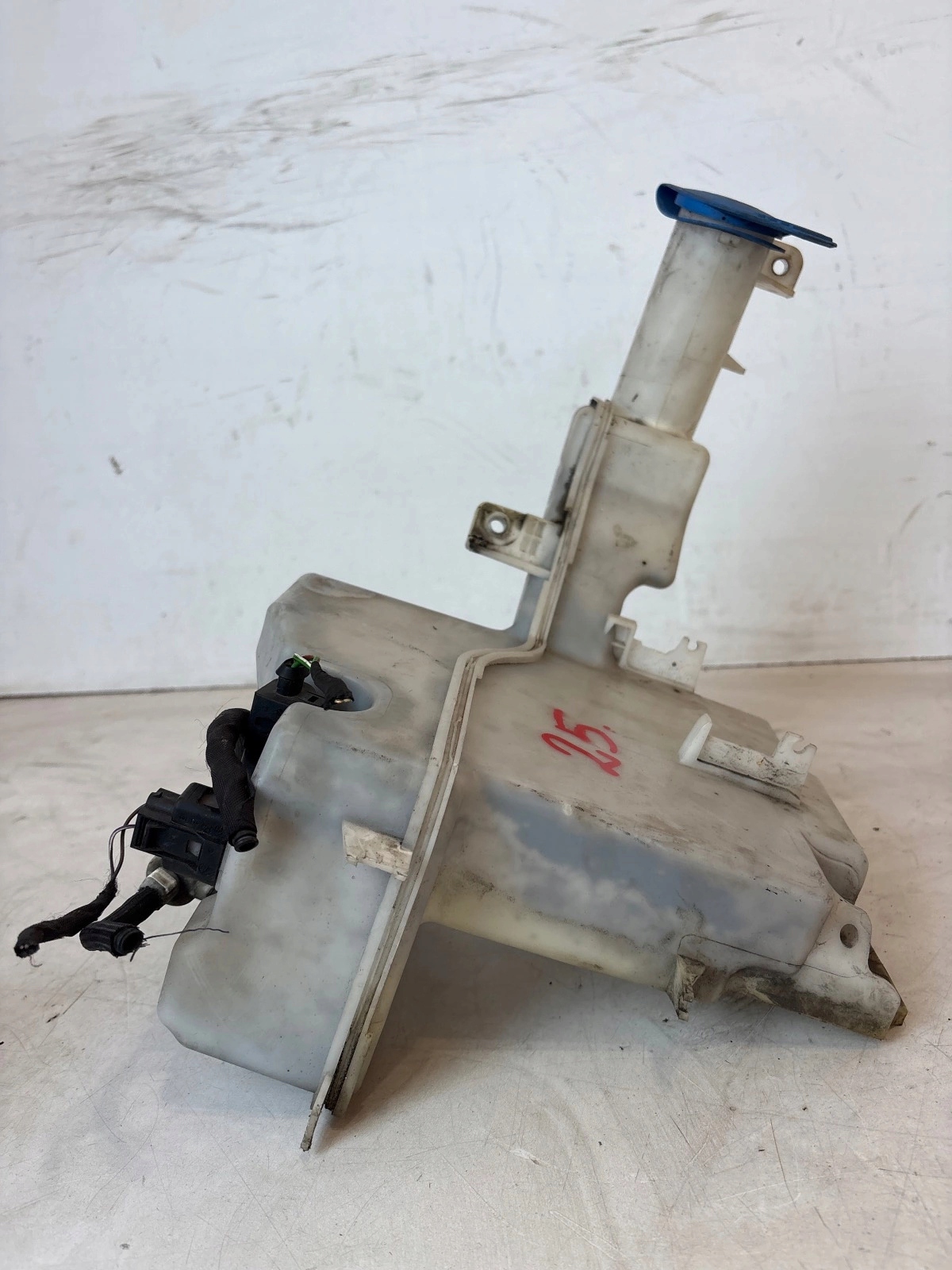 washer fluid tank Volkswagen Passat B7