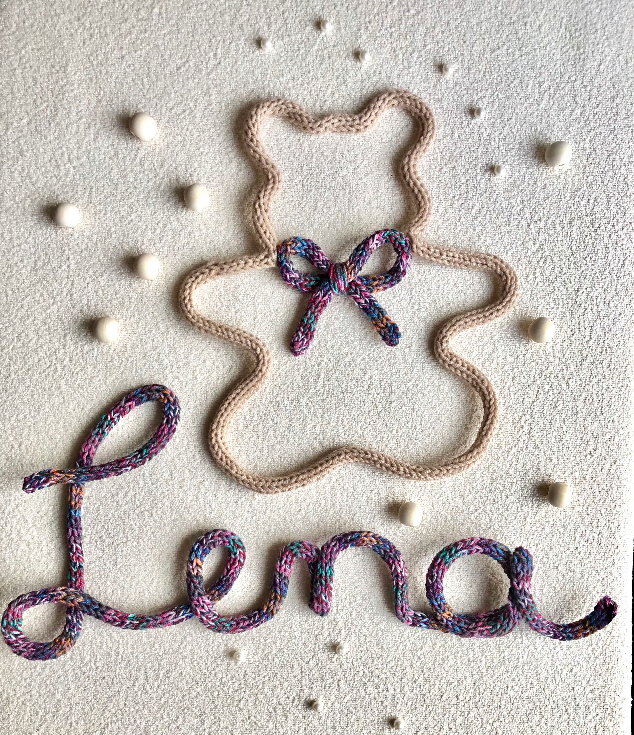 Personalizovaný nápis jménem dítěte, 7 pletených písmen s medvídkem