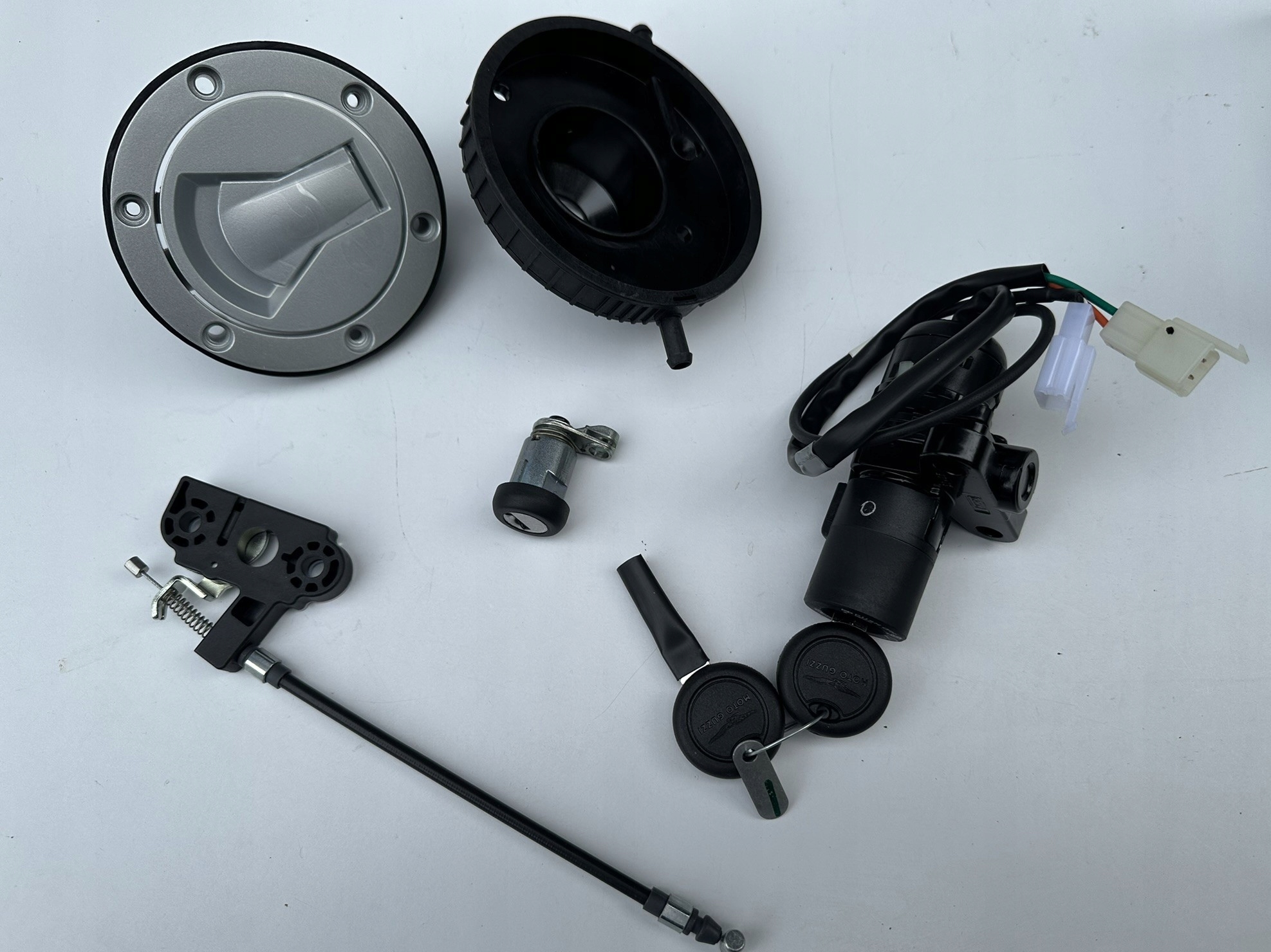 Moto Guzzi V85 Tt spínač zapaľovania kľúče plniaci sada lock set ignition Nový originál.