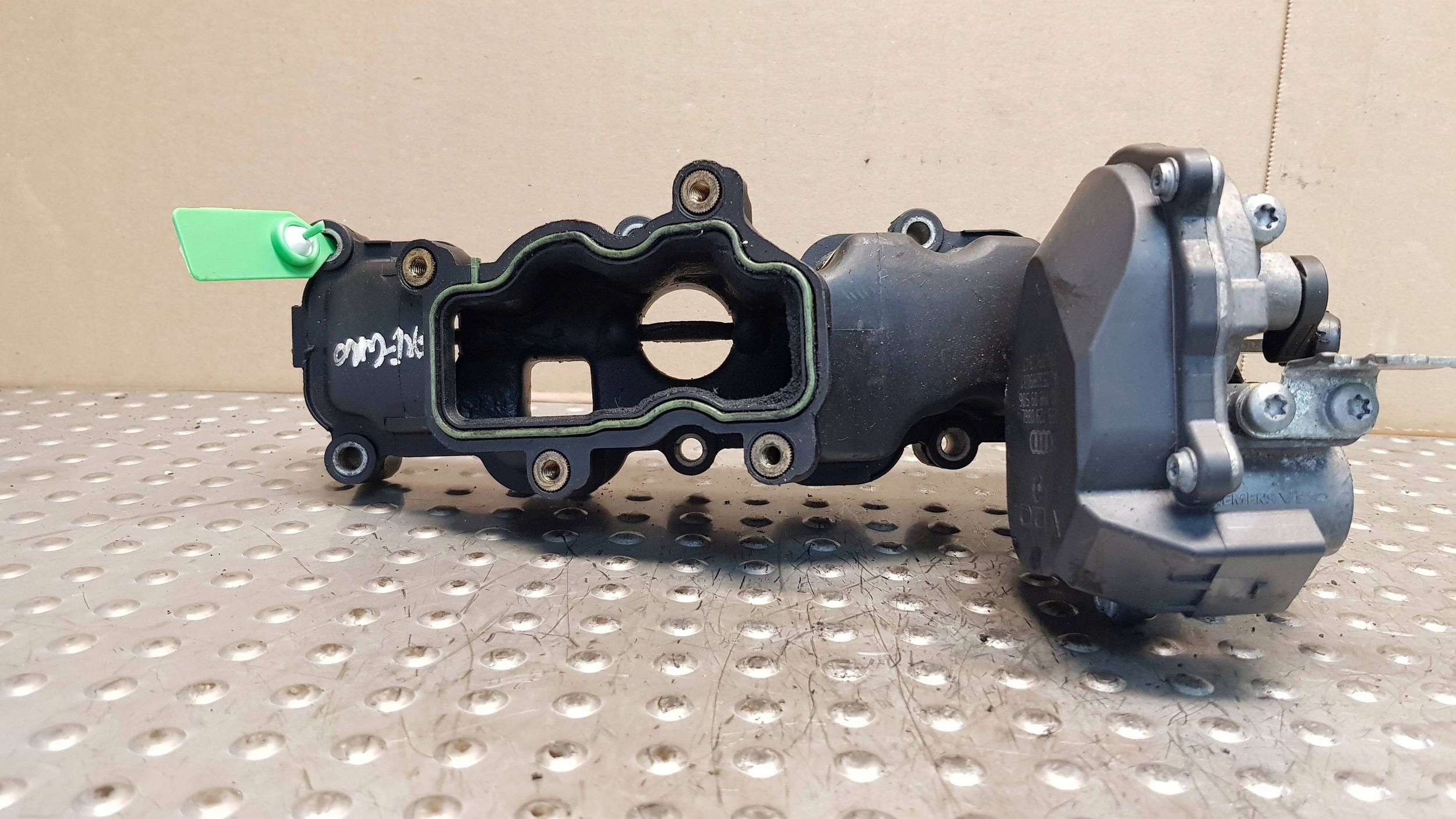sací potrubí pravý regulátor 059129712BG 059129086L AUDI A6 C6 3.0TDI CDY