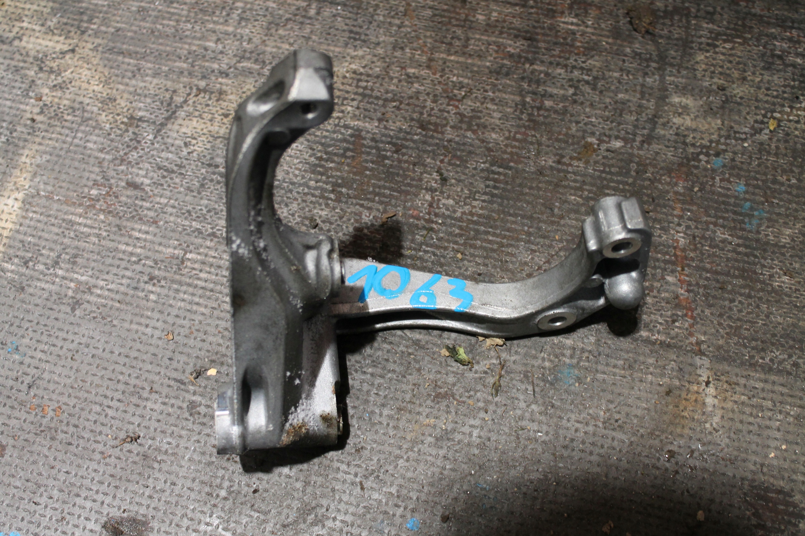 1063. support SPREZARKI AUDI 06M260885M