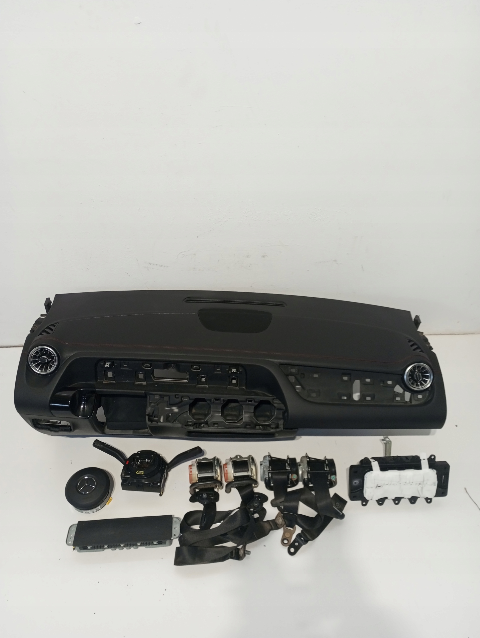 dashboard Mercedes EQA red NIC