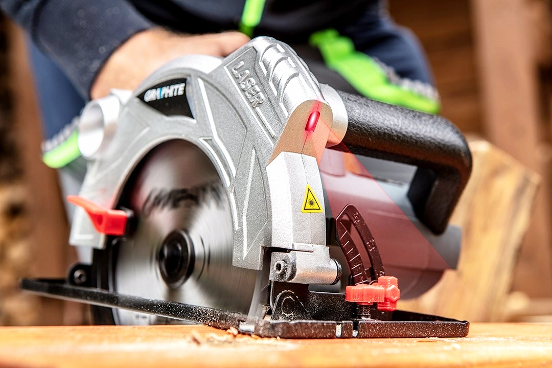 PIŁA TARCZOWA PILARKA DO DREWNA Z AKCESORIAMI Marka Graphite