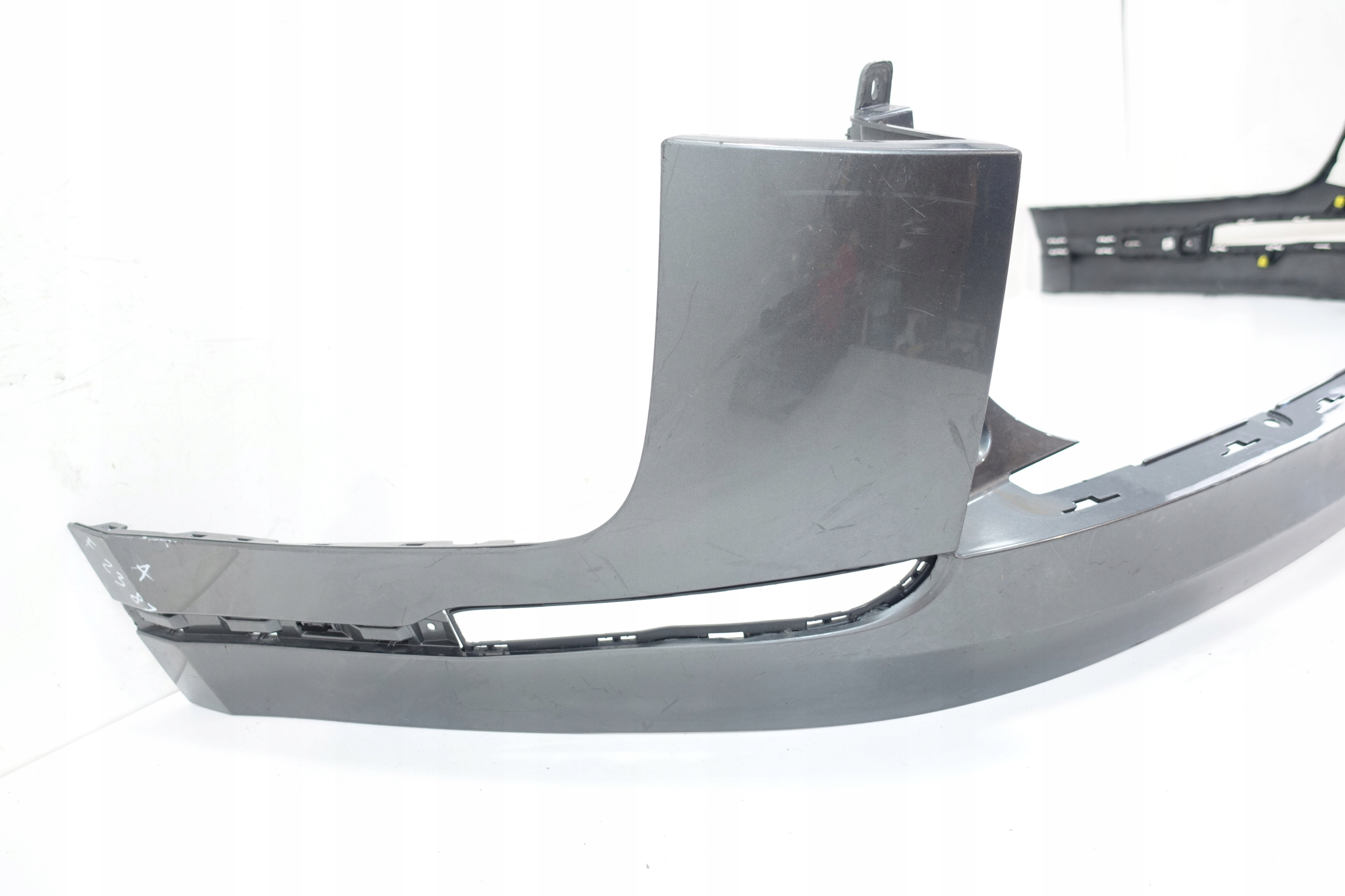 RANGE ROVER VELAR L560 2017- bumper upper rear rear part J8A2-17D781-ABW