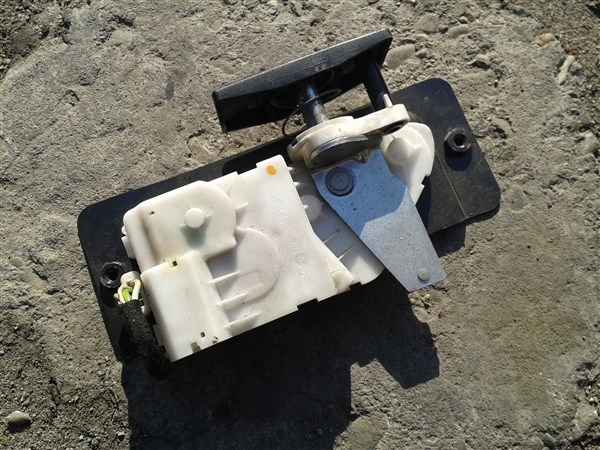 ZAMEK KLAPY TYLNEJ PEUGEOT 607 ELEKTRYCZNY RYGIEL