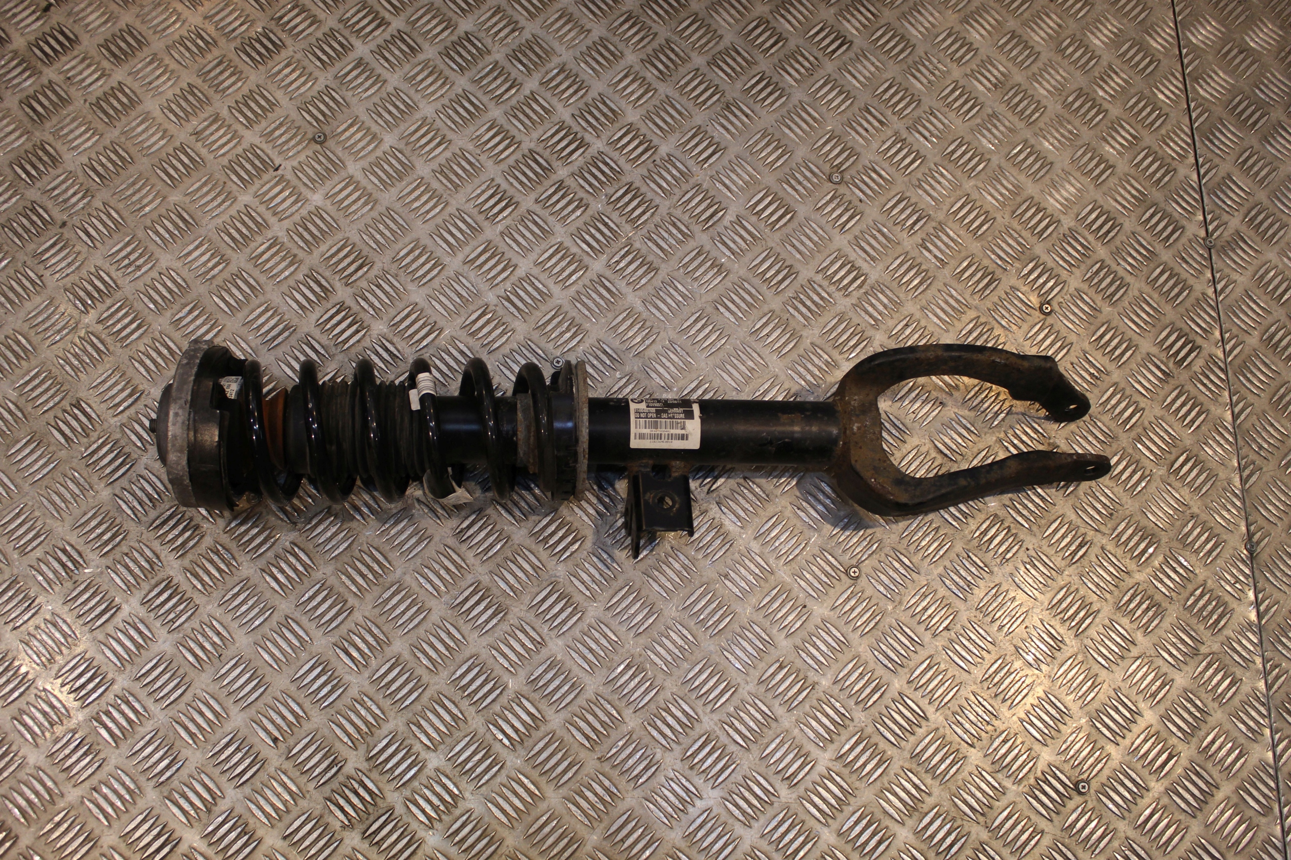 BMW F10 M550dX AMORTYZATORY PRZÓD 4078805 4078804 Typ samochodu Samochody osobowe