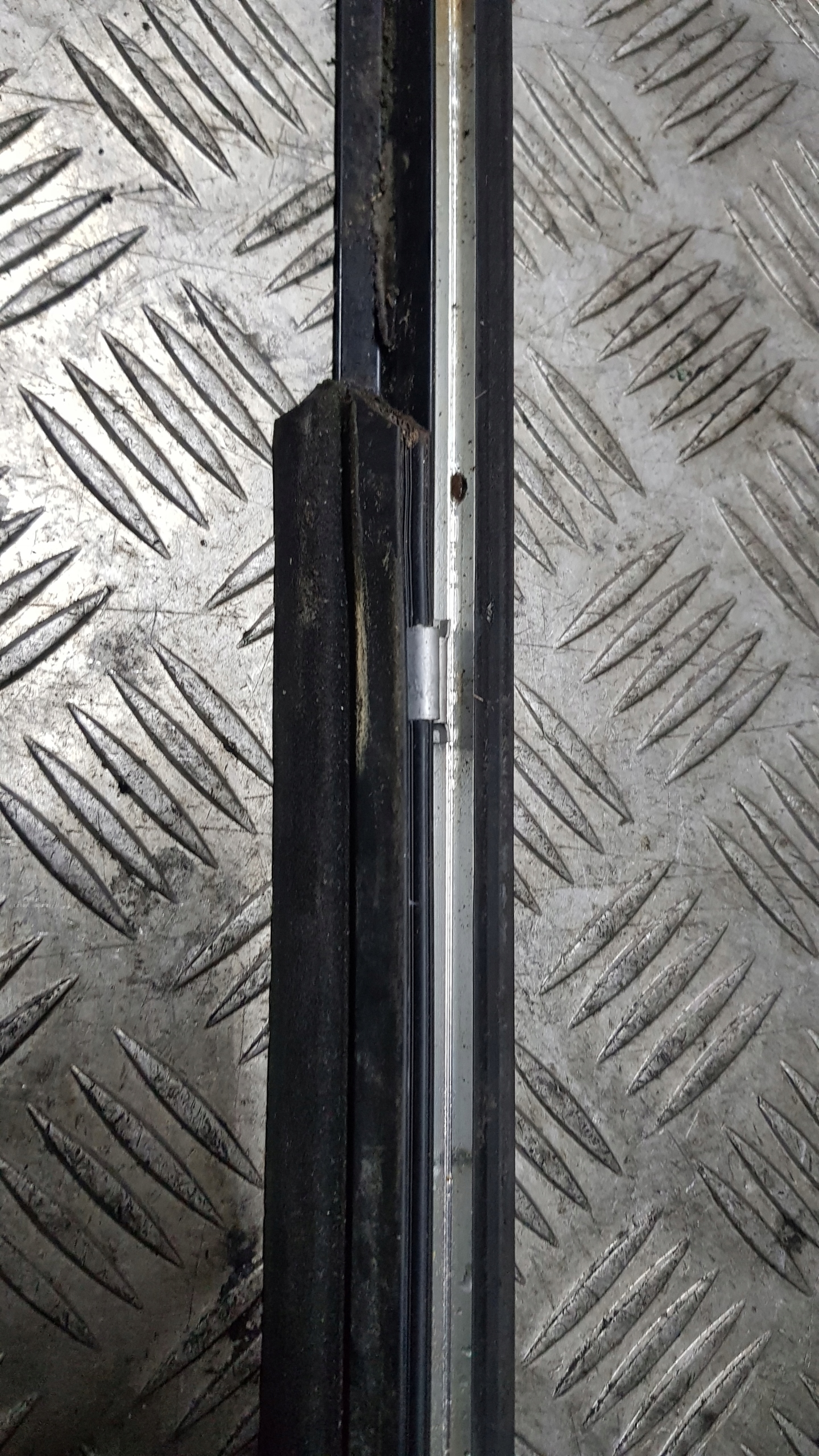 MERCEDES W220 moulding dust windows right rear part